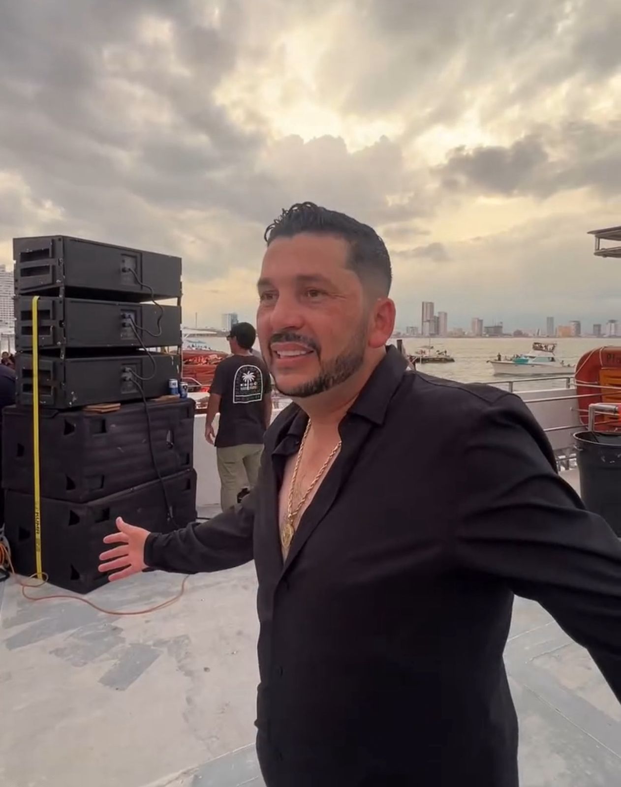 Todo estaba listo: el escenario, los músicos y hasta los invitados especiales como Roberto Jr., El Yaki, Los de Mazatlán y Chuy Lizárraga, quienes se alistaban para “echarse el palomazo” junto a uno de los cantantes más queridos del regional mexicano.