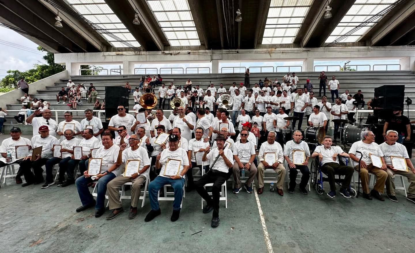 Viejos banderos conforman toda una hermandad.
Los músicos nuevos tienen el respaldo de la tecnología y no saben ni grabar.
Recordaron como muchos empezaron en la esquina bandera de Juan Carrasco y Gutiérrez Nájera.
En el caso de Julio Preciado lo que resta del año tiene vendida las presentaciones en Estados Unidos.

