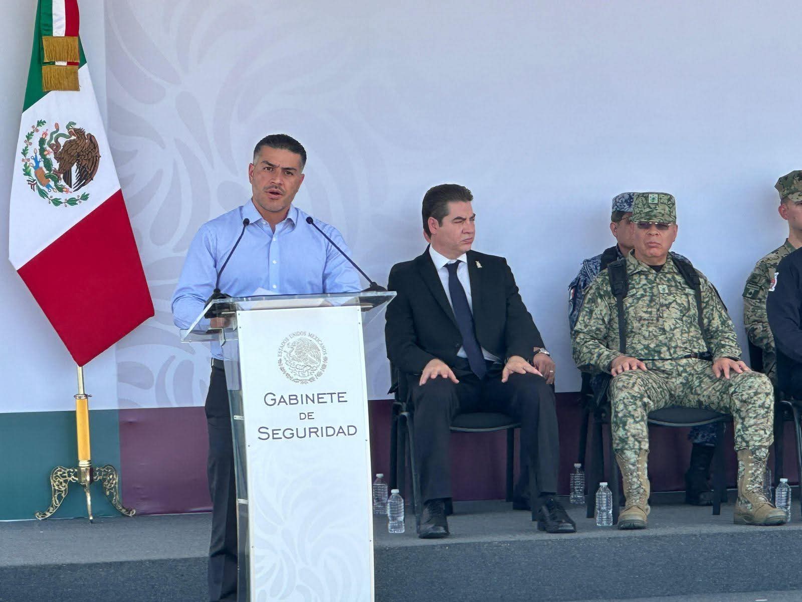 En este marco también se hizo entrega de patrullas para la Policía Estatal y se firmó un convenio con la Defensa para reclutar y capacitar a 150 elementos de seguridad