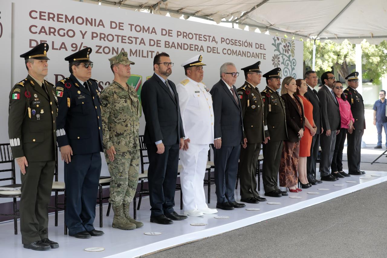 El General de Brigada Santos Gerardo Soto rinde protesta ante autoridades militares y tropa. Se trabajará de manera coordinada en tareas de seguridad dice el mandatario estatal.