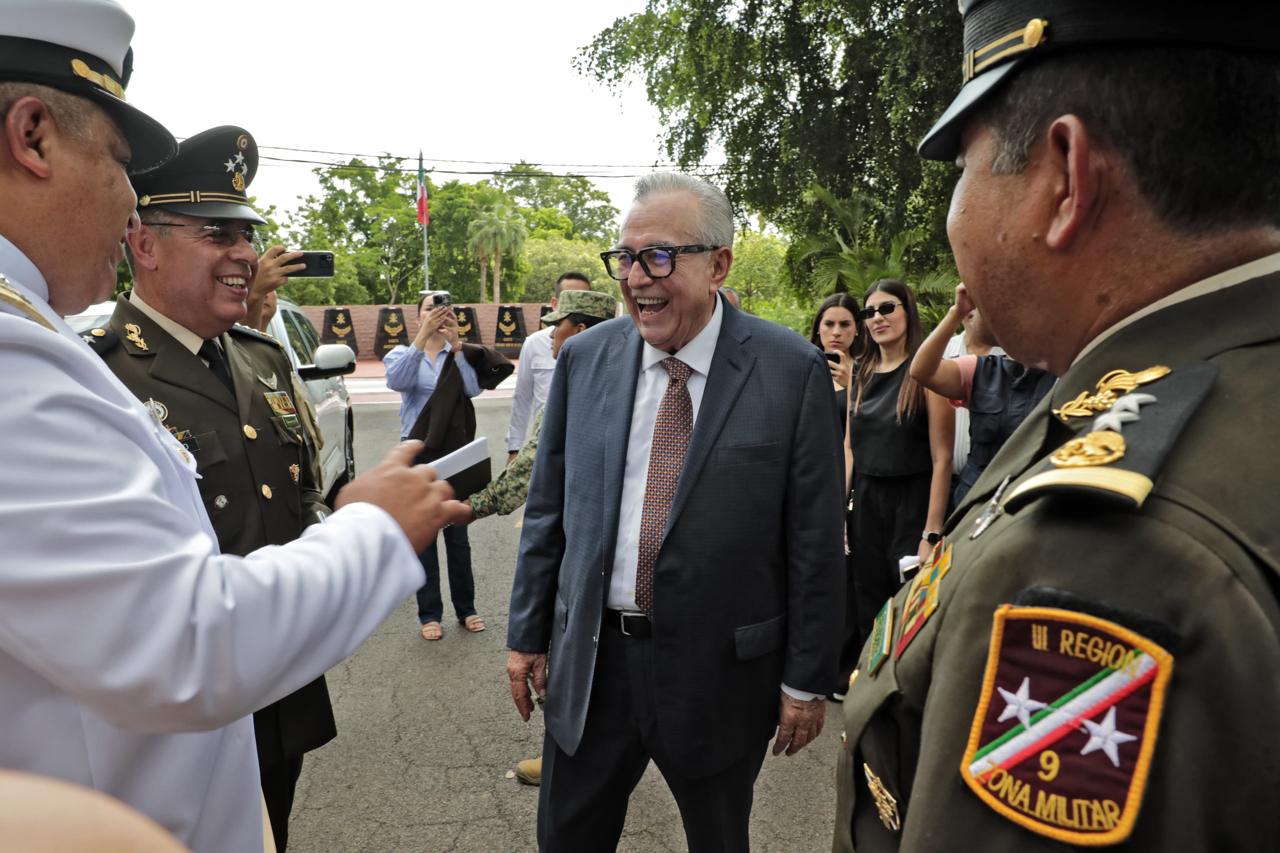 El General de Brigada Santos Gerardo Soto rinde protesta ante autoridades militares y tropa. Se trabajará de manera coordinada en tareas de seguridad dice el mandatario estatal.