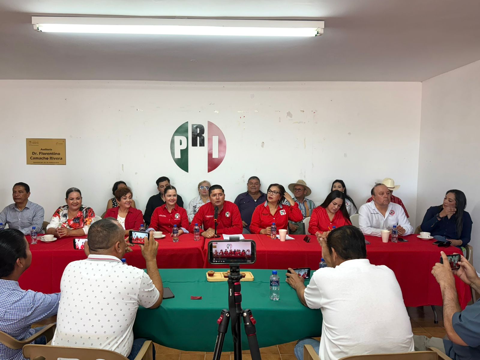 Lluvias ponen a prueba a toda autoridad.
Continúan moviéndose partidos y calenturientos.
Toman de pretexto los “informes legislativos” para promocionarse.