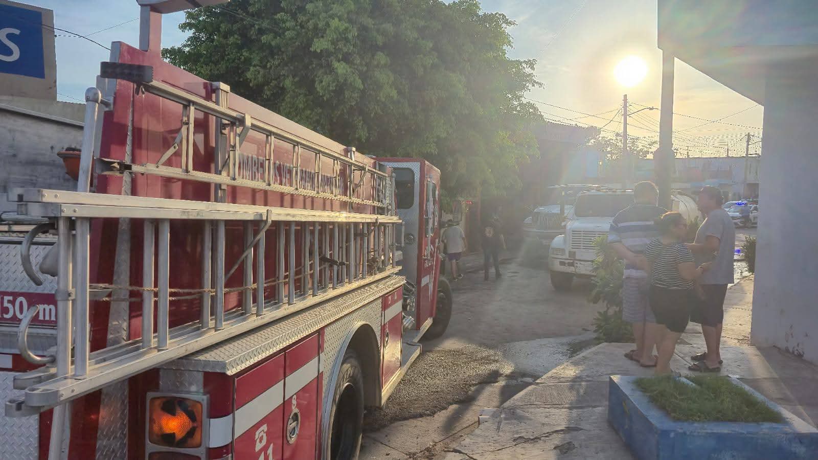 La oportuna intervención de los cuerpos de auxilio y de Bomberos Veteranos evitó una tragedia en la colonia Emiliano Zapata, luego de que a una pipa de agua le explotará el tanque de gasolina.
De acuerdo con la información proporcionada por los cuerpos de auxilio, el accidente ocurrió cuando la estaban haciendo unas reparaciones y por fortuna unas pipas y unidades que pasaban por el lugar no se vieron afectadas.
Cabe señalar que una señora de la tercera edad al escuchar la explosión trató de salir corriendo de en su domicilio, cayendo al suelo y lastimándose con posible fractura de cadera; por lo que fue atendida por personal de Bomberos Veteranos quienes la trasladaron a un hospital para recibir atención médica.
Entre las unidades que participaron están la Máquina MV15 de la Estación Castillo y la Máquina MV18.
