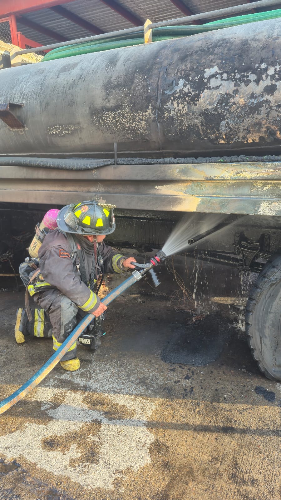 La oportuna intervención de los cuerpos de auxilio y de Bomberos Veteranos evitó una tragedia en la colonia Emiliano Zapata, luego de que a una pipa de agua le explotará el tanque de gasolina.
De acuerdo con la información proporcionada por los cuerpos de auxilio, el accidente ocurrió cuando la estaban haciendo unas reparaciones y por fortuna unas pipas y unidades que pasaban por el lugar no se vieron afectadas.
Cabe señalar que una señora de la tercera edad al escuchar la explosión trató de salir corriendo de en su domicilio, cayendo al suelo y lastimándose con posible fractura de cadera; por lo que fue atendida por personal de Bomberos Veteranos quienes la trasladaron a un hospital para recibir atención médica.
Entre las unidades que participaron están la Máquina MV15 de la Estación Castillo y la Máquina MV18.
