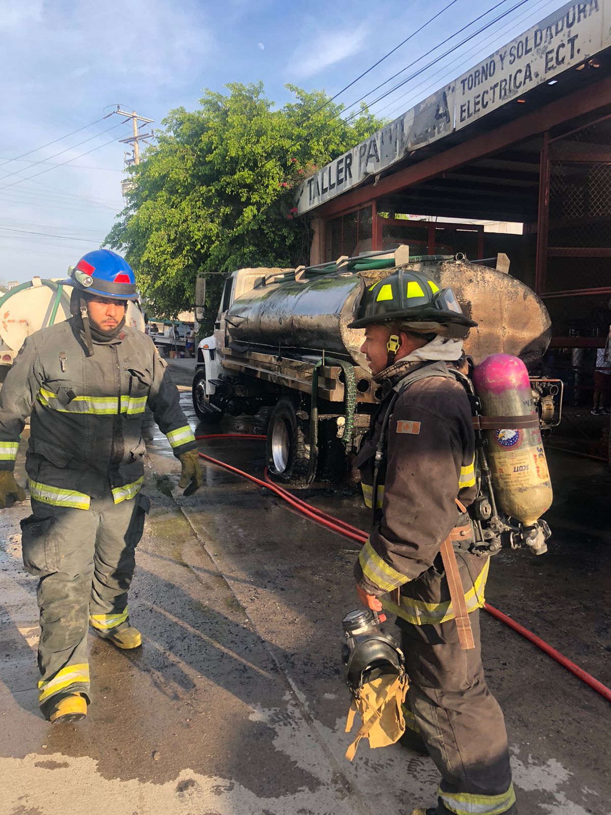 La oportuna intervención de los cuerpos de auxilio y de Bomberos Veteranos evitó una tragedia en la colonia Emiliano Zapata, luego de que a una pipa de agua le explotará el tanque de gasolina.
De acuerdo con la información proporcionada por los cuerpos de auxilio, el accidente ocurrió cuando la estaban haciendo unas reparaciones y por fortuna unas pipas y unidades que pasaban por el lugar no se vieron afectadas.
Cabe señalar que una señora de la tercera edad al escuchar la explosión trató de salir corriendo de en su domicilio, cayendo al suelo y lastimándose con posible fractura de cadera; por lo que fue atendida por personal de Bomberos Veteranos quienes la trasladaron a un hospital para recibir atención médica.
Entre las unidades que participaron están la Máquina MV15 de la Estación Castillo y la Máquina MV18.
