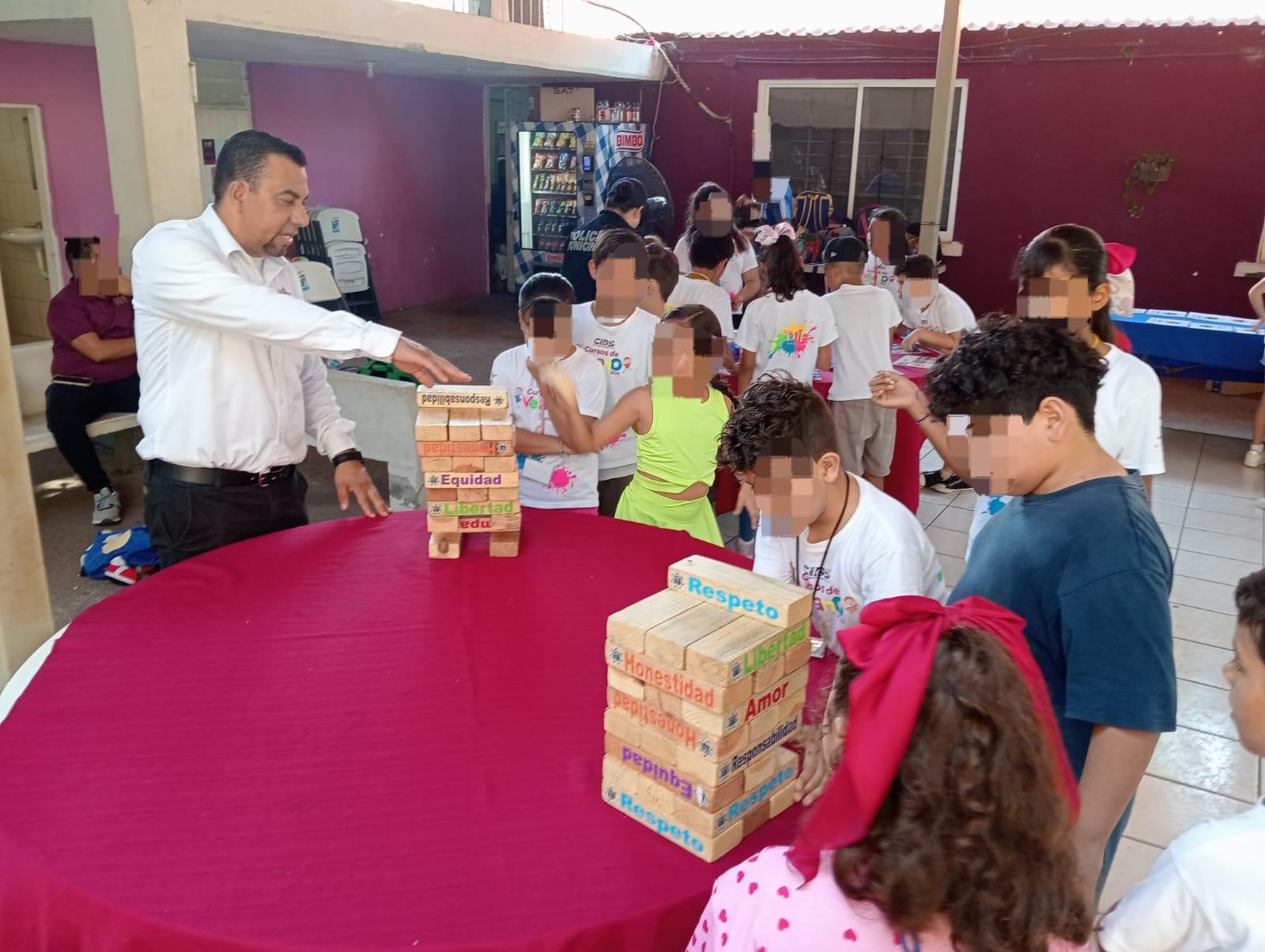 Entre las actividades, el personal participa en las ferias de la prevención y seguridad, que se llevan a cabo en los planteles educativos CIDS