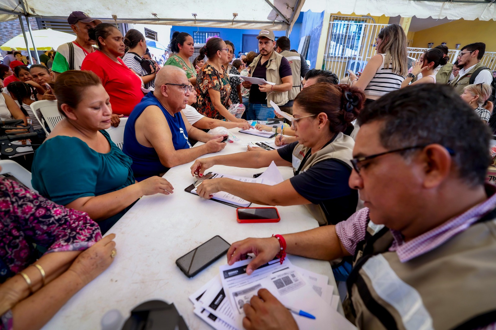 "Vamos a estar pendientes de ustedes, ya ven que aquí estamos”, afirmó el gobernador Rocha, al entregar apoyos económicos y enseres domésticos a 179 familias afectadas.