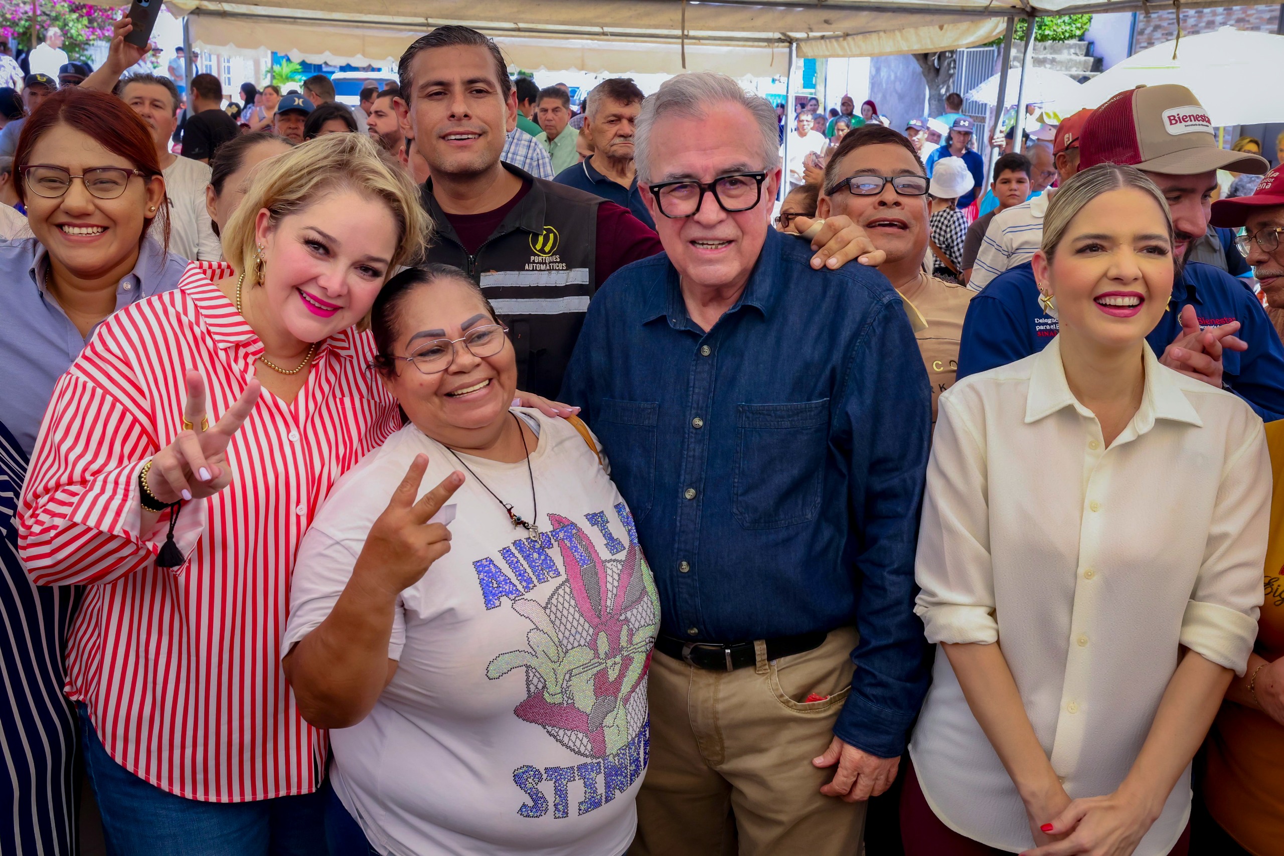 "Vamos a estar pendientes de ustedes, ya ven que aquí estamos”, afirmó el gobernador Rocha, al entregar apoyos económicos y enseres domésticos a 179 familias afectadas.
