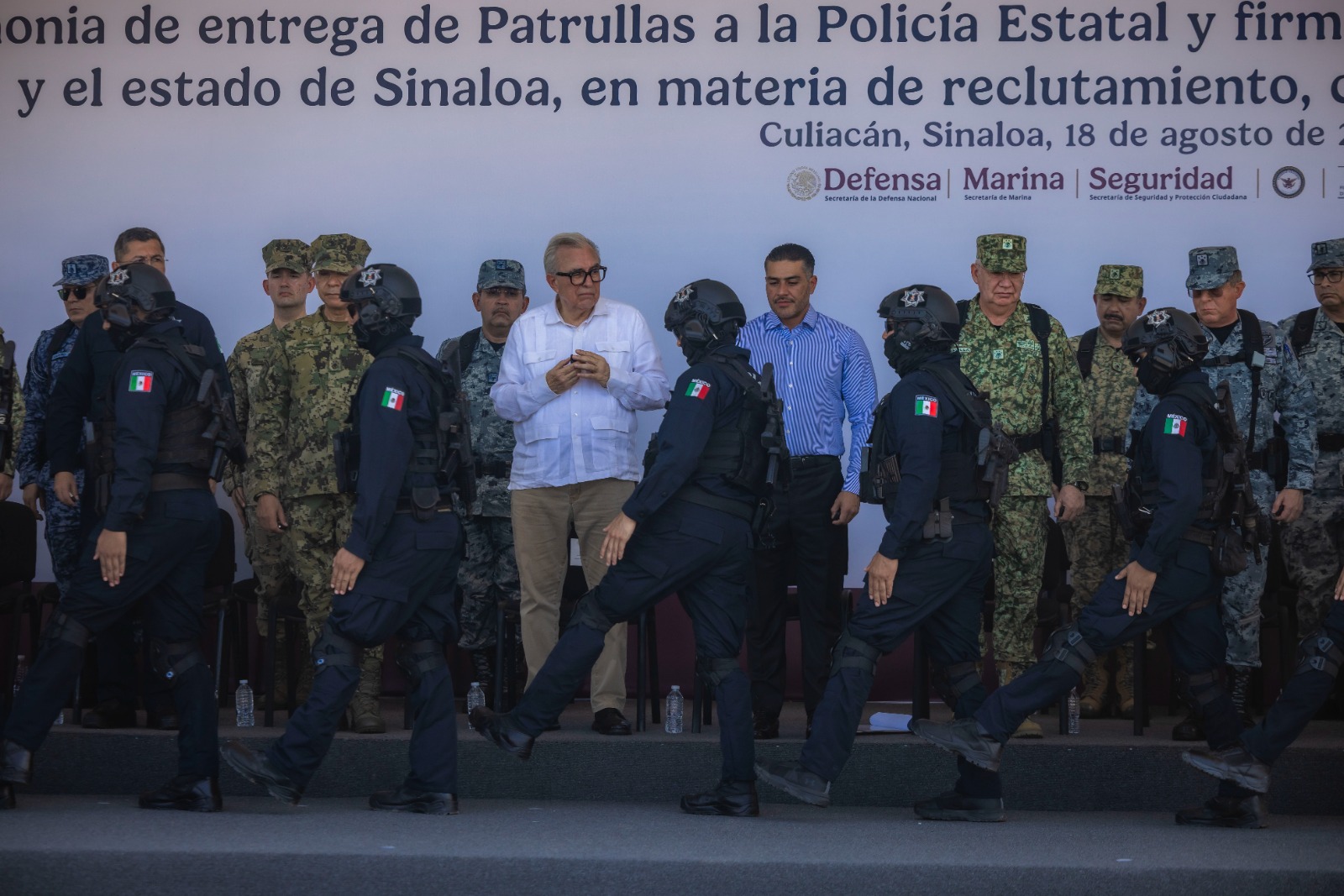 En este marco también se hizo entrega de patrullas para la Policía Estatal y se firmó un convenio con la Defensa para reclutar y capacitar a 150 elementos de seguridad