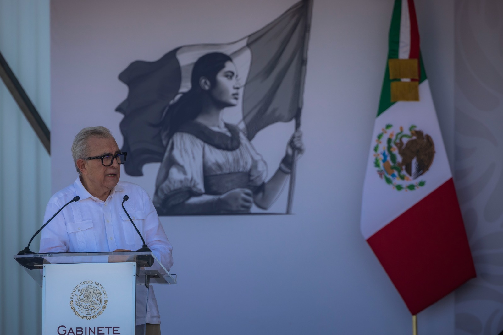 En este marco también se hizo entrega de patrullas para la Policía Estatal y se firmó un convenio con la Defensa para reclutar y capacitar a 150 elementos de seguridad