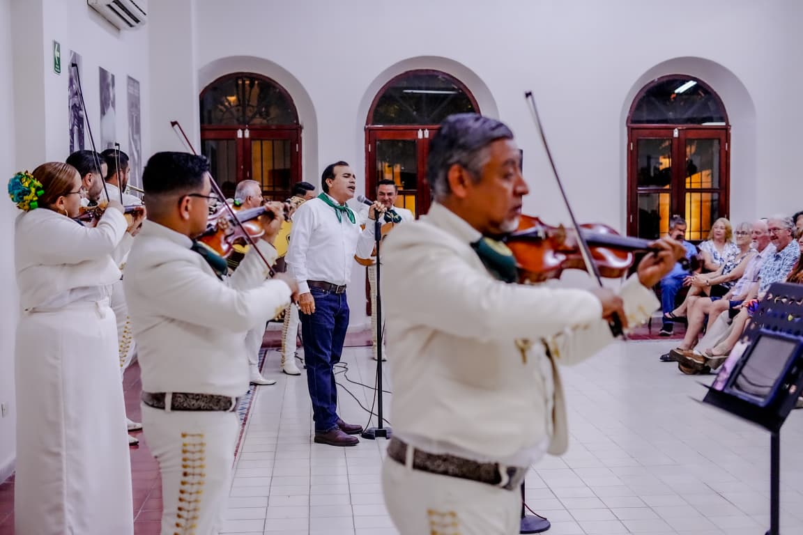 El Museo de la Música se transformó en un espacio de encuentro y fraternidad con el concierto “Con el Alma Mexicana”, un evento que reunió a músicos, cantantes y público para apoyar a la maestra Cecilia Reyes López, figura fundamental en la formación pianística de Mazatlán. El Mariachi Occidental, junto a una constelación de solistas, ofrecieron una velada donde la música mexicana se convirtió en un acto de acompañamiento y fuerza colectiva.