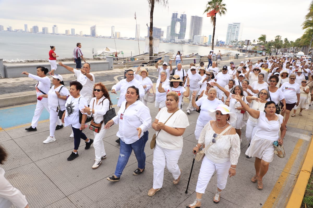 Con una caminata del Monumento al Pescador a la Plazuela Zaragoza, arrancan los festejos para reconocer a las personas adultas mayores