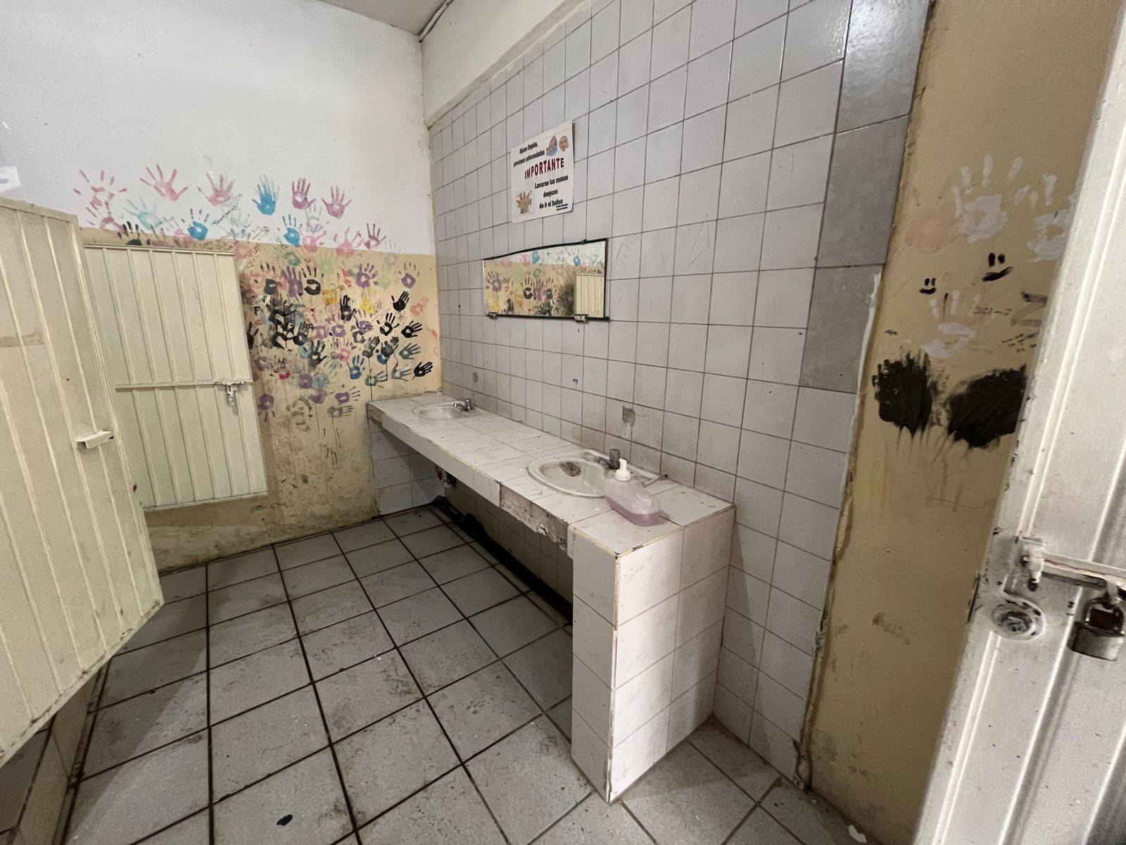 Denuncian carencias como baños en mal estado, aulas sin pizarrón y utilizar un laboratorio de Química como bodega.