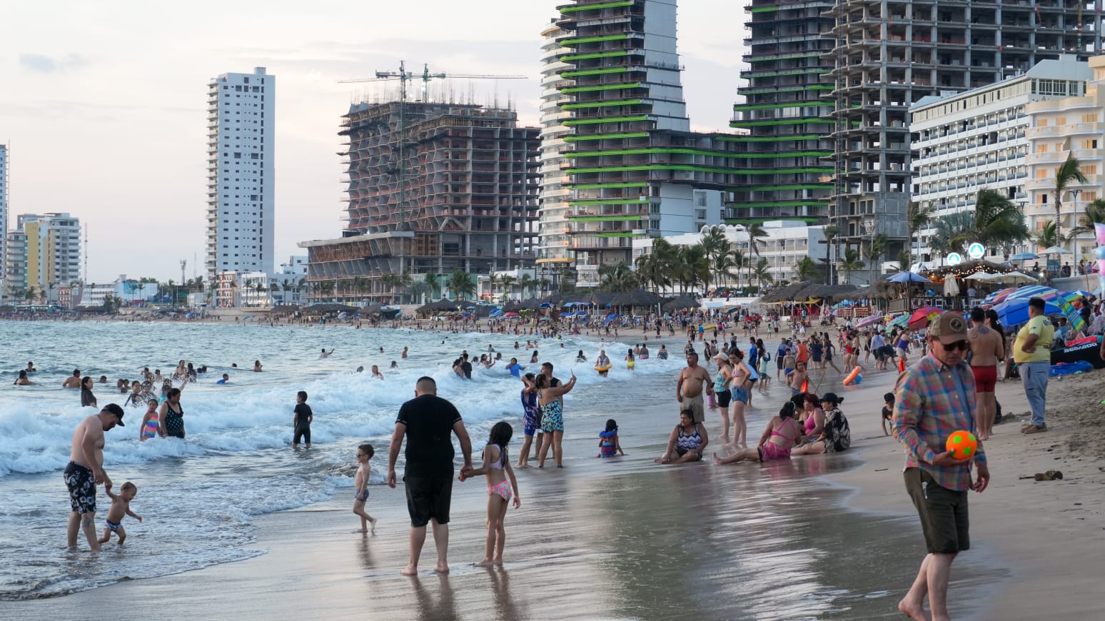La secretaria de turismo estatal, Mireya Sosa Osuna, señaló que durante la temporada de verano la ocupación hotelera en el puerto de Mazatlán se ha mantenido entre 80 y 95 por ciento los fines de semana
Sinaloa forma parte de la campaña “Amo México”, de BBVA impulsada por Sectur Federal, con spots promocionales proyectados en más de 1,700 sucursales en todo México, generando más de 150 millones de impactos mensuales
