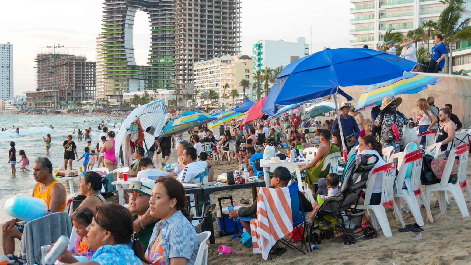 La secretaria de turismo estatal, Mireya Sosa Osuna, señaló que durante la temporada de verano la ocupación hotelera en el puerto de Mazatlán se ha mantenido entre 80 y 95 por ciento los fines de semana
Sinaloa forma parte de la campaña “Amo México”, de BBVA impulsada por Sectur Federal, con spots promocionales proyectados en más de 1,700 sucursales en todo México, generando más de 150 millones de impactos mensuales
