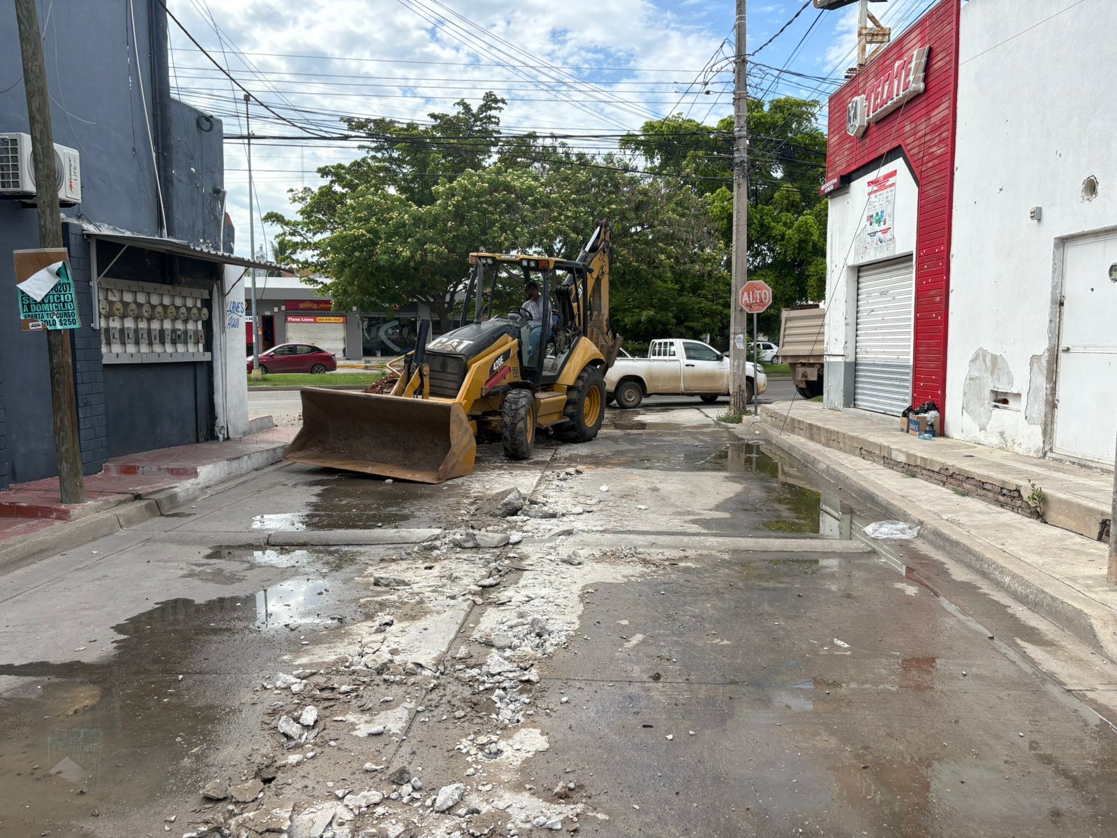 Personal del Distrito Playas de la Gerencia de Operación de JUMAPAM, inició con los trabajos para reponer parte de la tubería del alcantarillado en la Calle Privada Libertad, de la Colonia Francisco Villa.