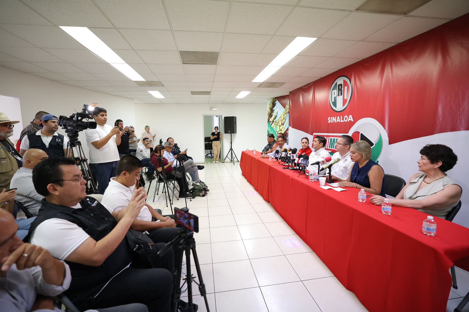 “¿Cómo pueden garantizar seguridad cuando todos los días vemos cómo la delincuencia azota nuestro estado? No hay garantías para los sinaloenses, pero sí hay anuncios de fiestas”, recalcó.