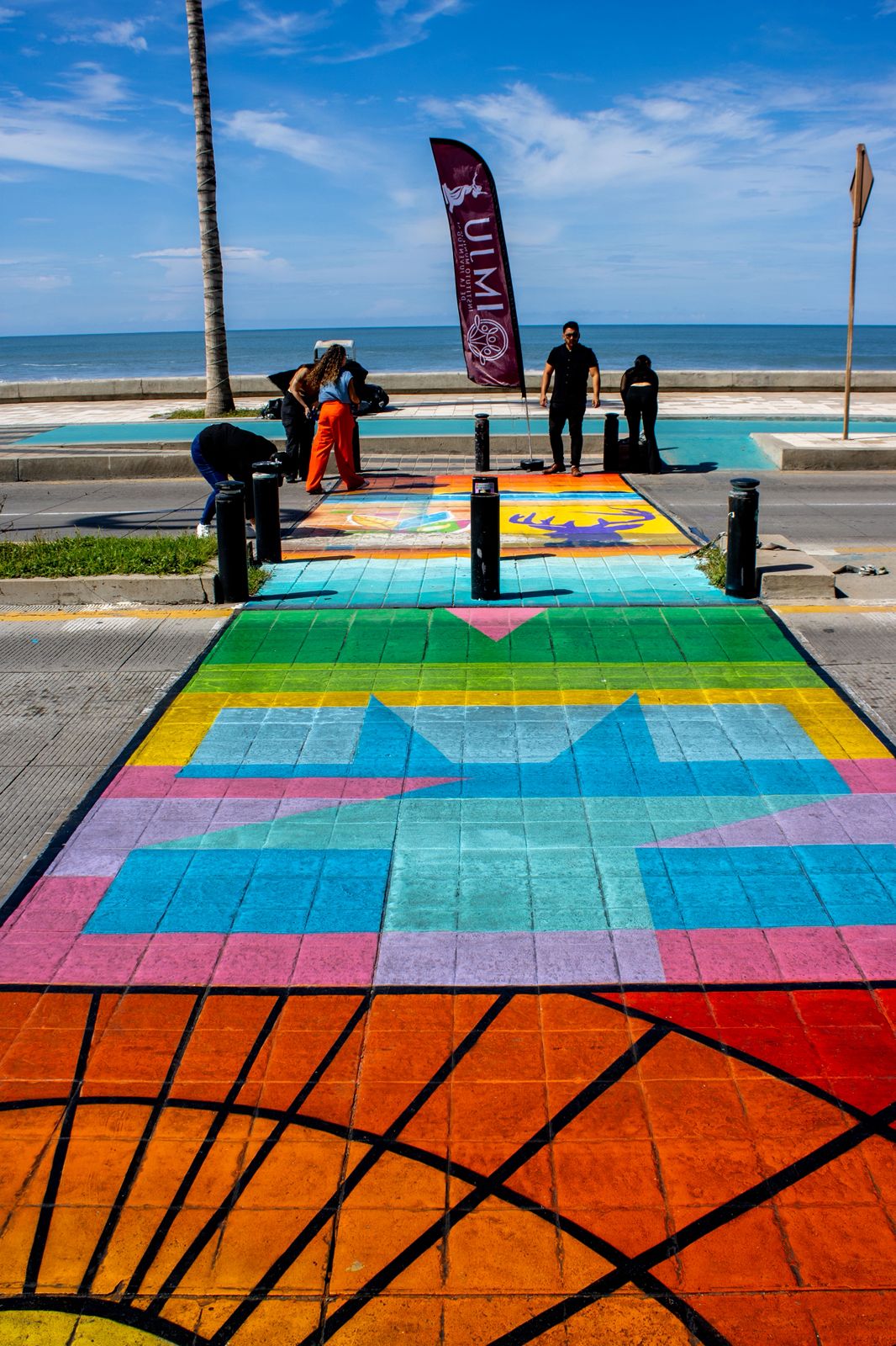 La Directora del IMJU, Arantxa Fernanda Ahumada Rosas, dijo que los dos cruces peatonales cuentan con diseños artísticos y llamativos, realizados por 6 jóvenes del municipio