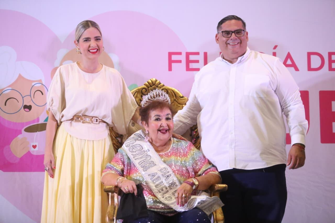 Decenas de abuelitas y abuelitos fueron consentidos con motivo de su próximo día.