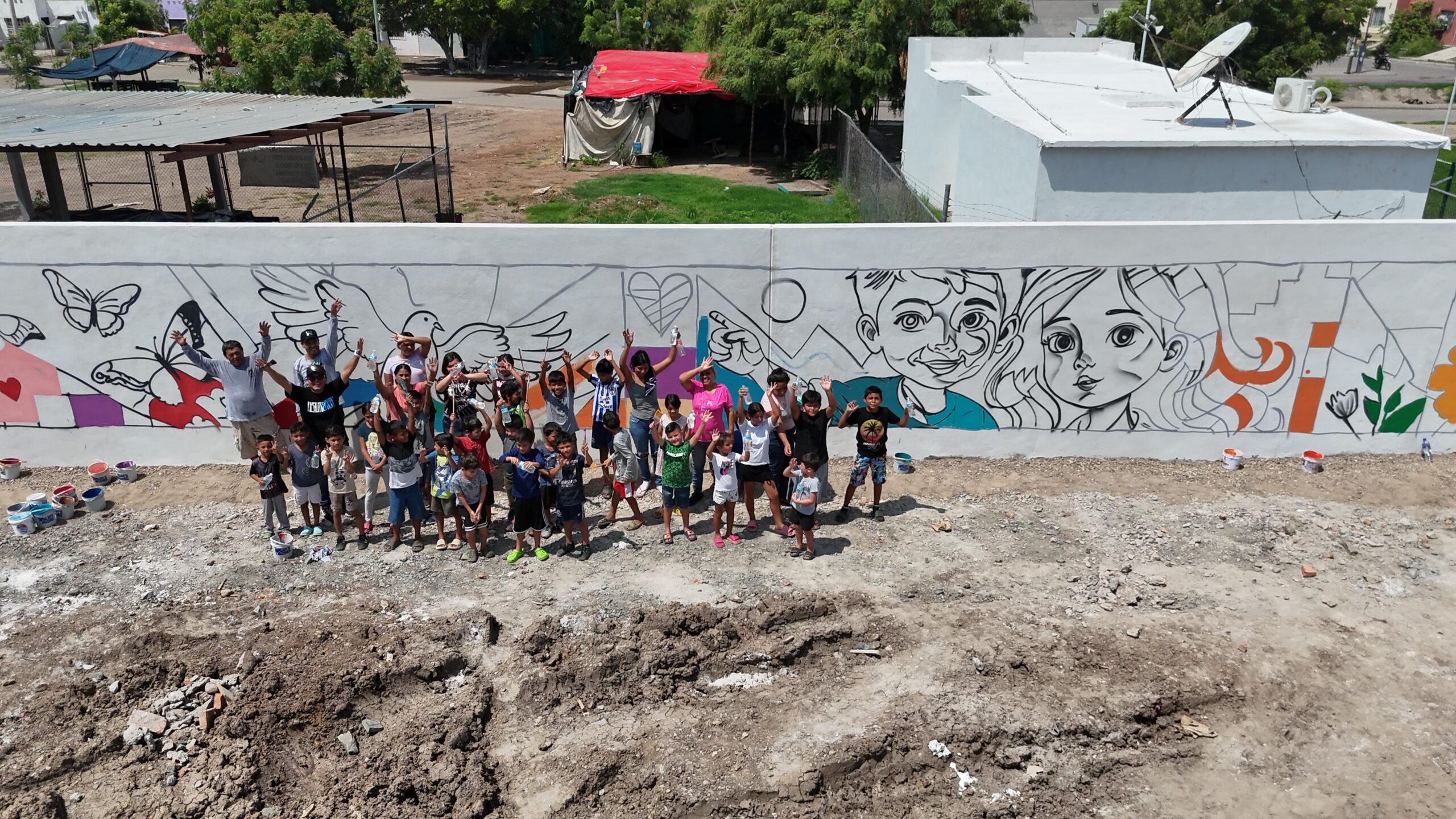 Este sábado, comenzó la creación de un colorido mural con apoyo de artistas locales, involucrando a niñas, niños y jóvenes del fraccionamiento Santa Fe.
