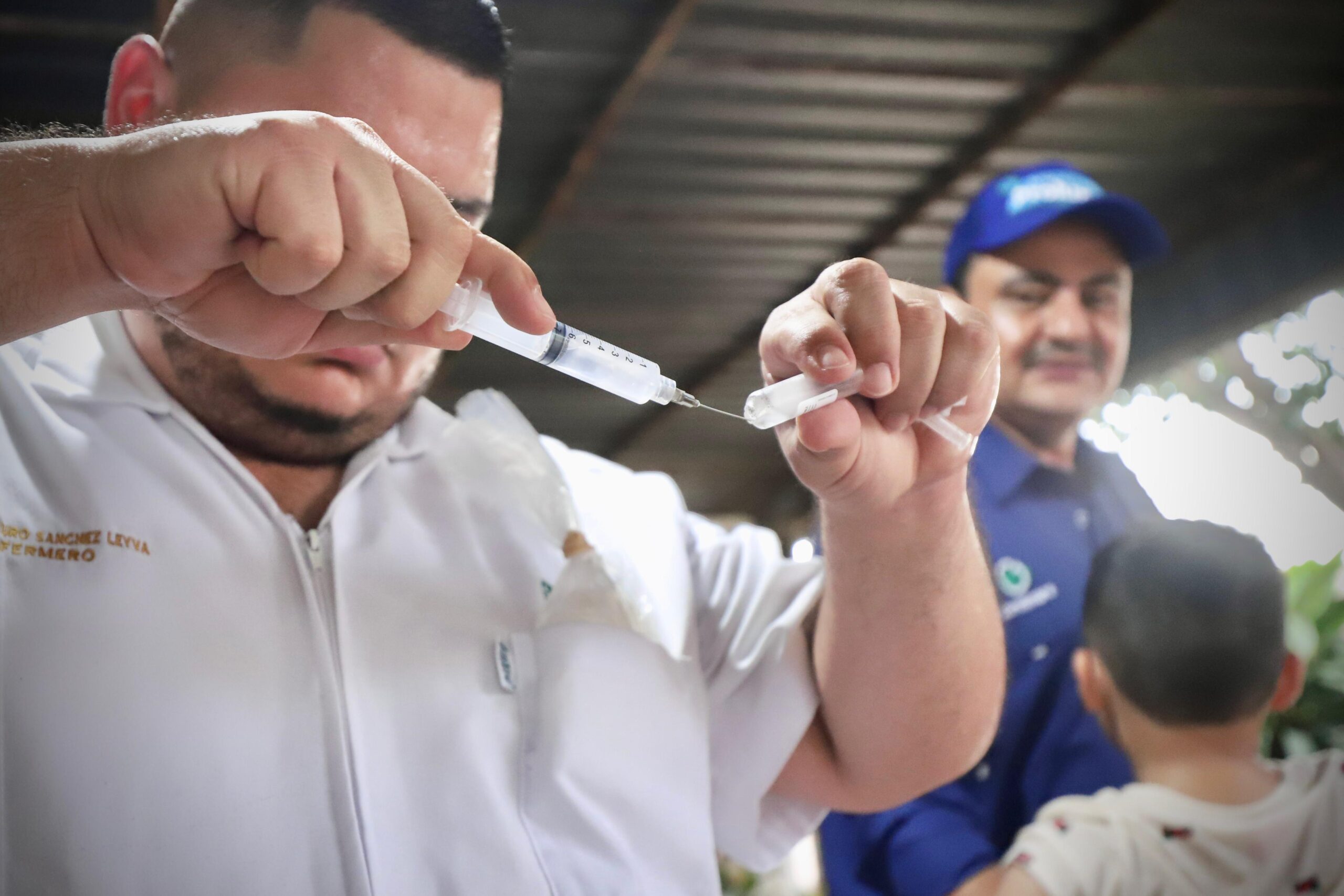 Con el fin de proteger a la población sinaloense, este sábado 30 de agosto se llevó a cabo el operativo de vacunación contra el sarampión en la comunidad de Adolfo Ruiz Cortines, Guasave, como parte del seguimiento al protocolo del plan de emergencia de respuesta rápida de esta enfermedad.