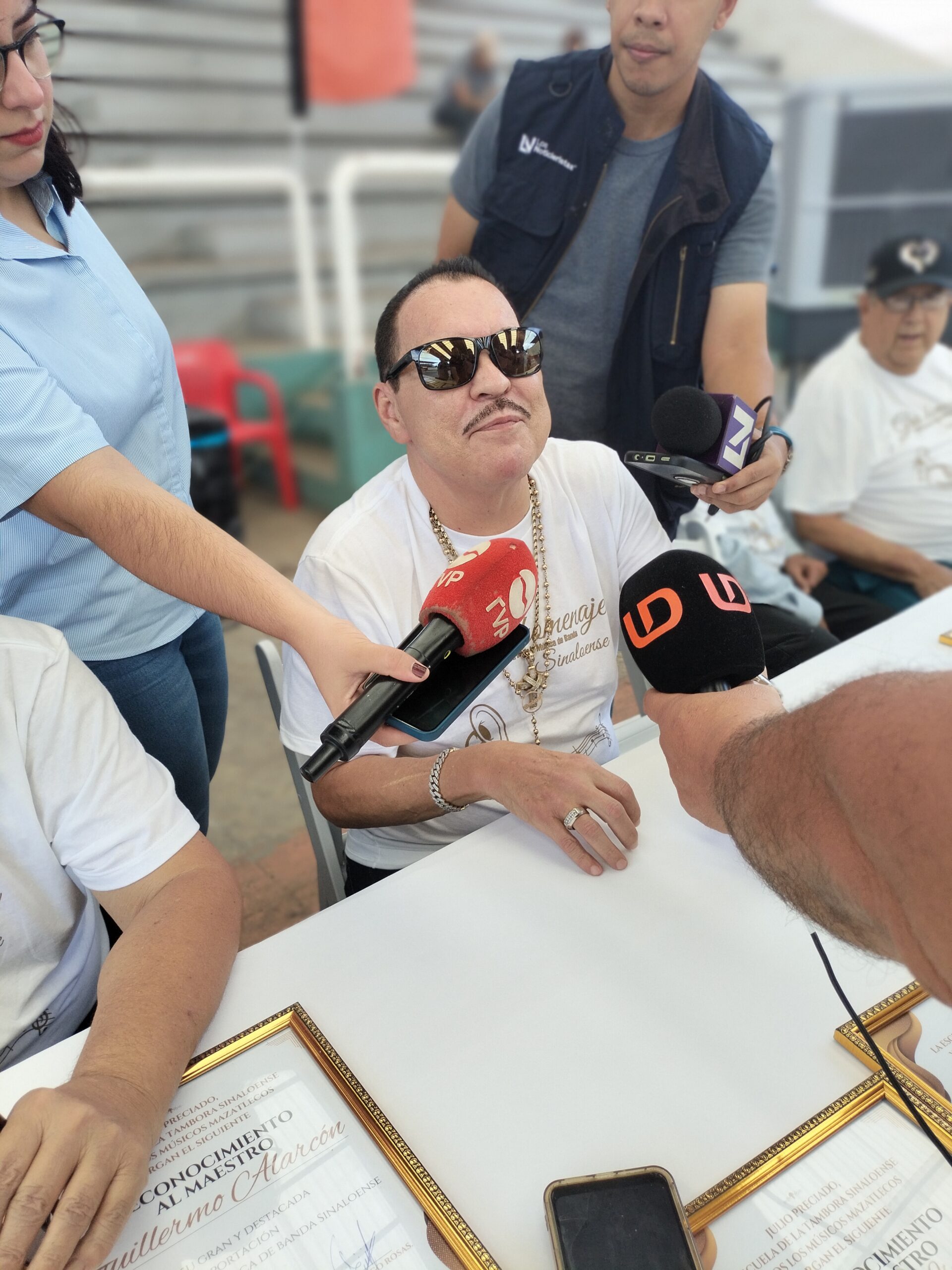 Viejos banderos conforman toda una hermandad.
Los músicos nuevos tienen el respaldo de la tecnología y no saben ni grabar.
Recordaron como muchos empezaron en la esquina bandera de Juan Carrasco y Gutiérrez Nájera.
En el caso de Julio Preciado lo que resta del año tiene vendida las presentaciones en Estados Unidos.
