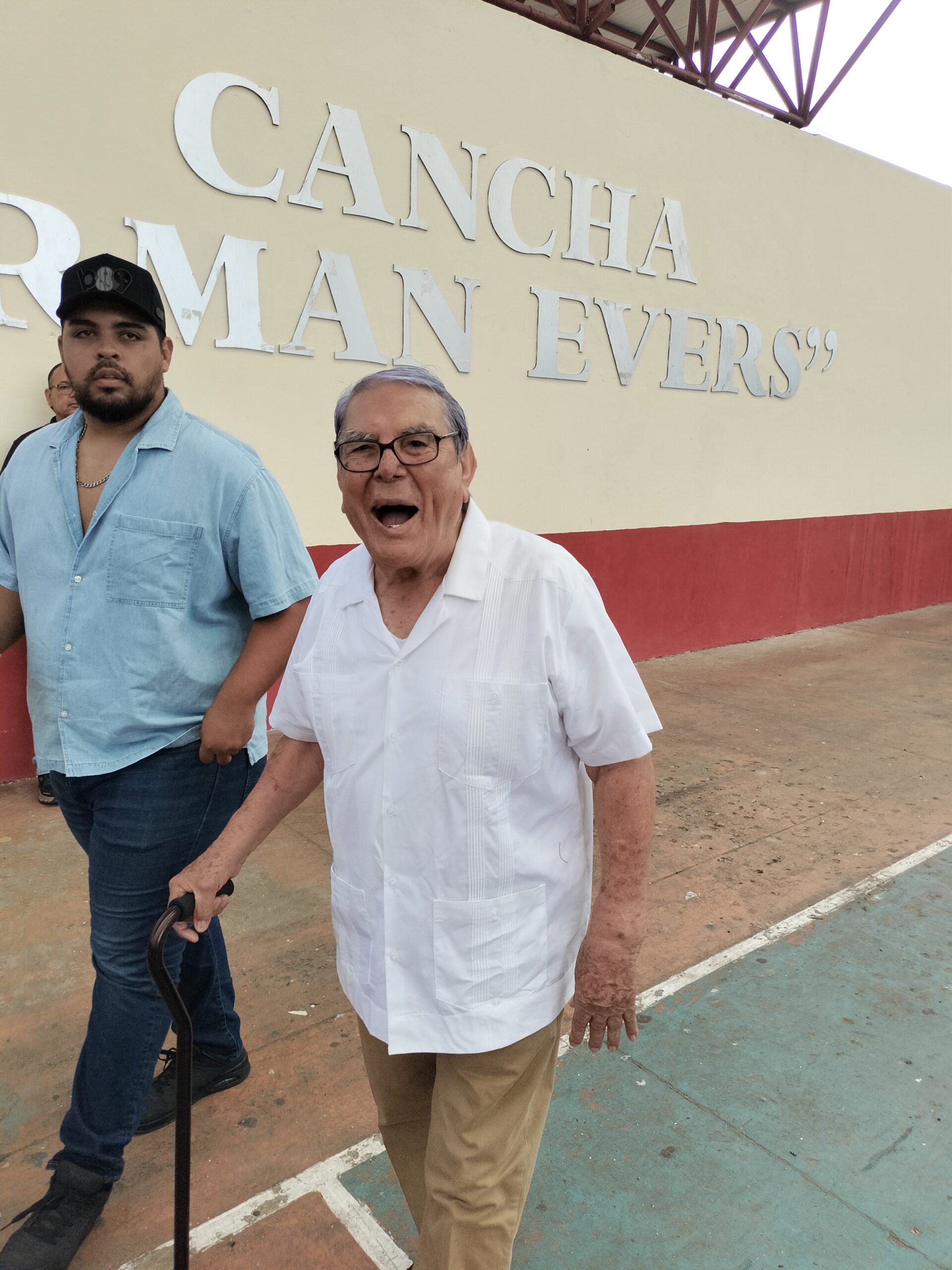 Viejos banderos conforman toda una hermandad.
Los músicos nuevos tienen el respaldo de la tecnología y no saben ni grabar.
Recordaron como muchos empezaron en la esquina bandera de Juan Carrasco y Gutiérrez Nájera.
En el caso de Julio Preciado lo que resta del año tiene vendida las presentaciones en Estados Unidos.
