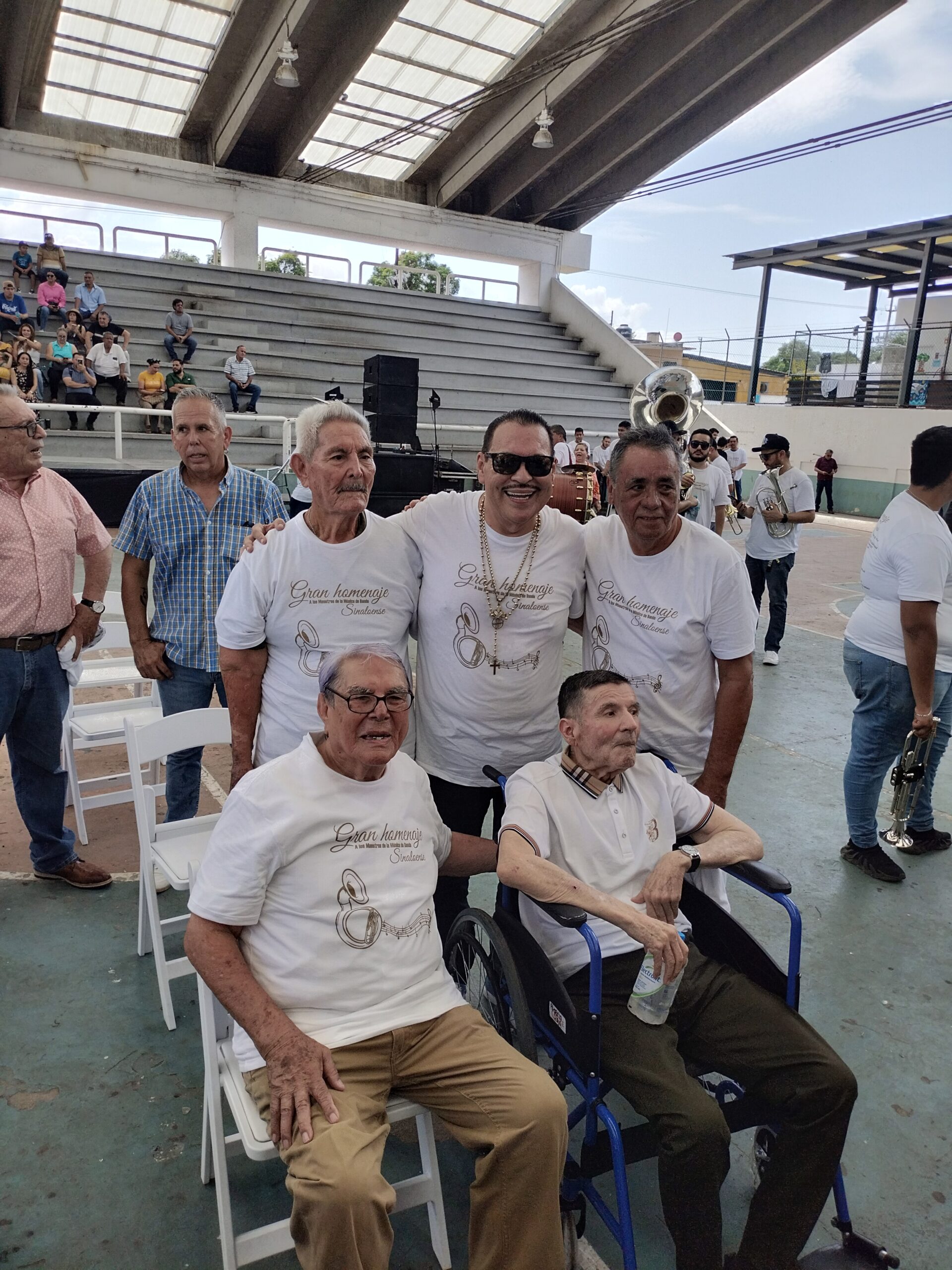 Viejos banderos conforman toda una hermandad.
Los músicos nuevos tienen el respaldo de la tecnología y no saben ni grabar.
Recordaron como muchos empezaron en la esquina bandera de Juan Carrasco y Gutiérrez Nájera.
En el caso de Julio Preciado lo que resta del año tiene vendida las presentaciones en Estados Unidos.
