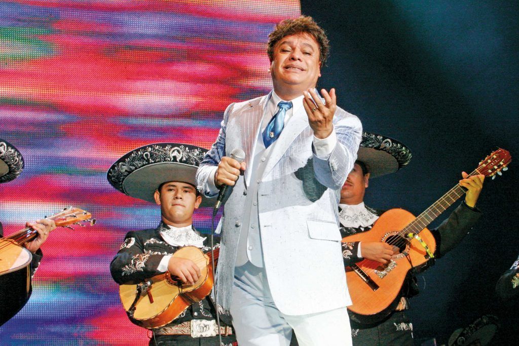 Se esperan mariachis, imitadores y el hijo de Juan Gabriel en el homenaje que desde el 23 de agosto ha reunido a cientos de admiradores