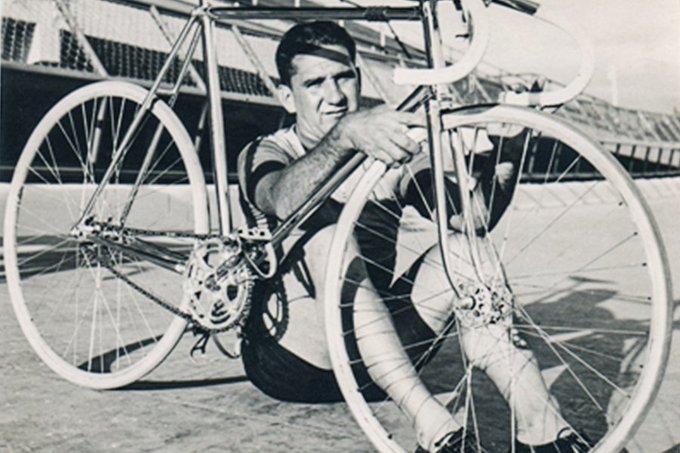 Fue el primer atleta venezolano que compitió en Juegos Olímpicos. Julio César León fue un ciclista que hizo historia y marcó al olimpismo venezolano; la noticia de su deceso la dio este lunes el presidente Nicolás Maduro