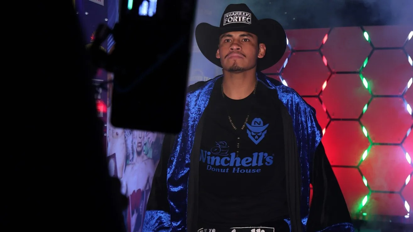 Tras el duelo, Vaquero Navarrete -campeón de 130 libras de la OMB- subió al ring para retar a Sugar Nuñez y ambos tuvieron su primer careo