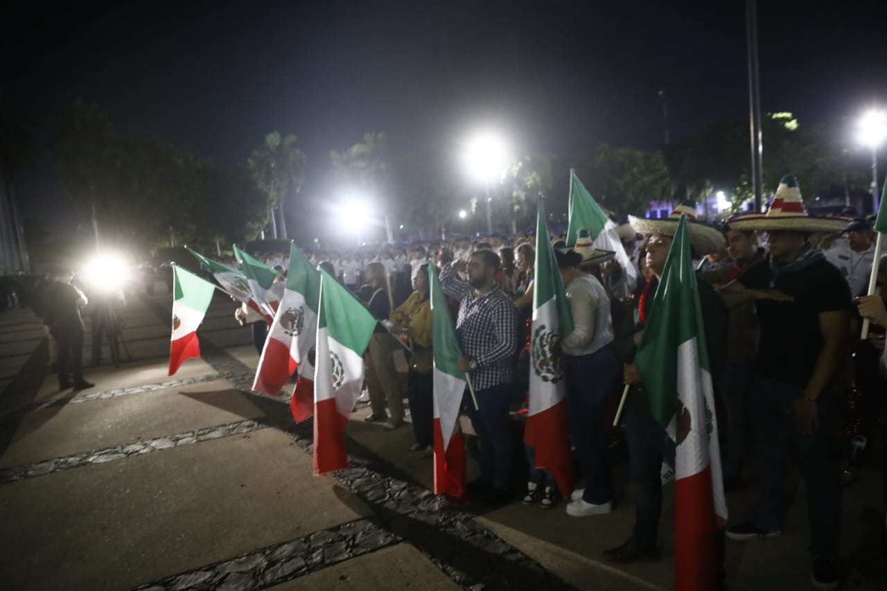 De manera espontánea, decenas de ciudadanos se dieron cita en la explanada, para vitorear junto con el gobernador del estado cada una de las “Vivas” recordando a nuestros héroes que nos dieron patria