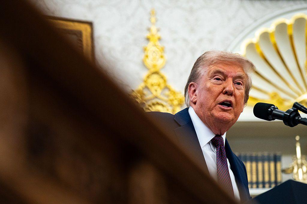 Washington señala que la concentración de fuerzas navales en el Caribe responde a una estrategia antinarcóticos. Qué busca Trump con el insólito despliegue militar de EE.UU. en el Caribe y su "ataque letal" a un bote procedente de Venezuela; esto explica BBC News Mundo.