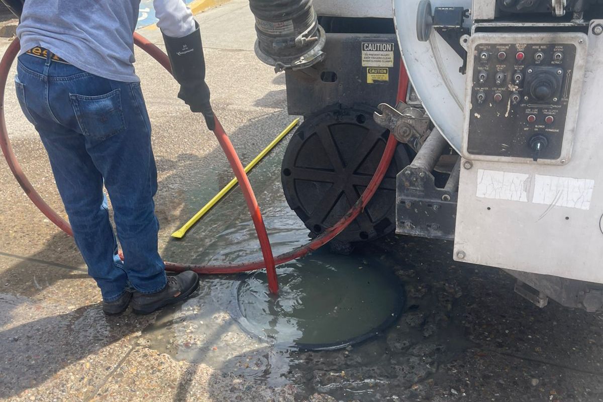 Con apoyo del sewer, se pudo realizar un sondeo correctivo que abarcó varias cuadras y en los que en el trayecto se limpiaron 6 pozos de visita