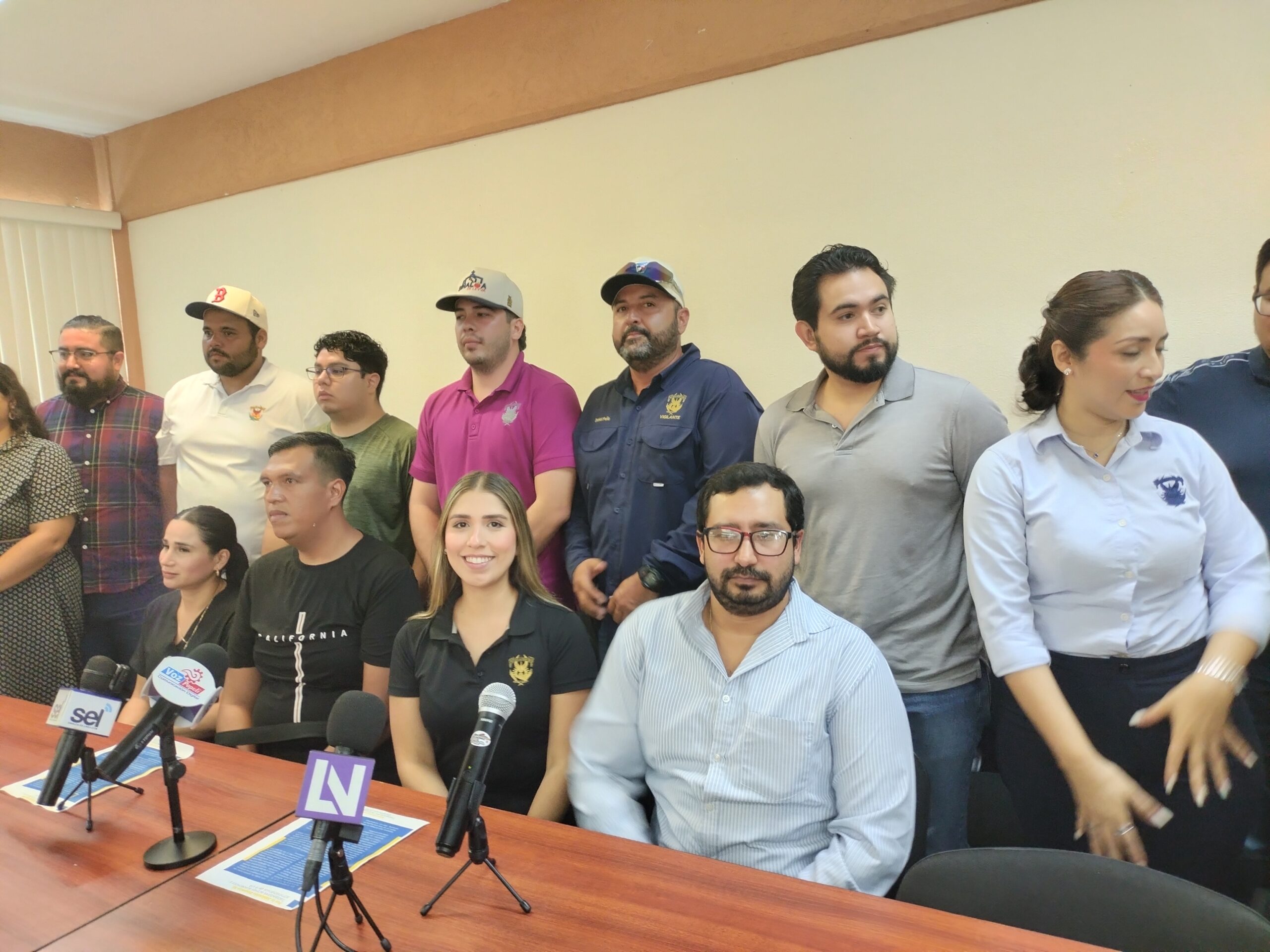 La losa de la irresponsabilidad de ALGUNOS ciudadanos.
Salen a defender la reingeniería financiera de la UAS.
Se acelera la grilla partidista en Sinaloa. Verde en Pepena, PRI convenciendo, PAN estrenando.
