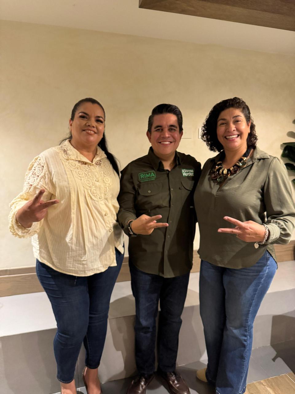 La losa de la irresponsabilidad de ALGUNOS ciudadanos.
Salen a defender la reingeniería financiera de la UAS.
Se acelera la grilla partidista en Sinaloa. Verde en Pepena, PRI convenciendo, PAN estrenando.
