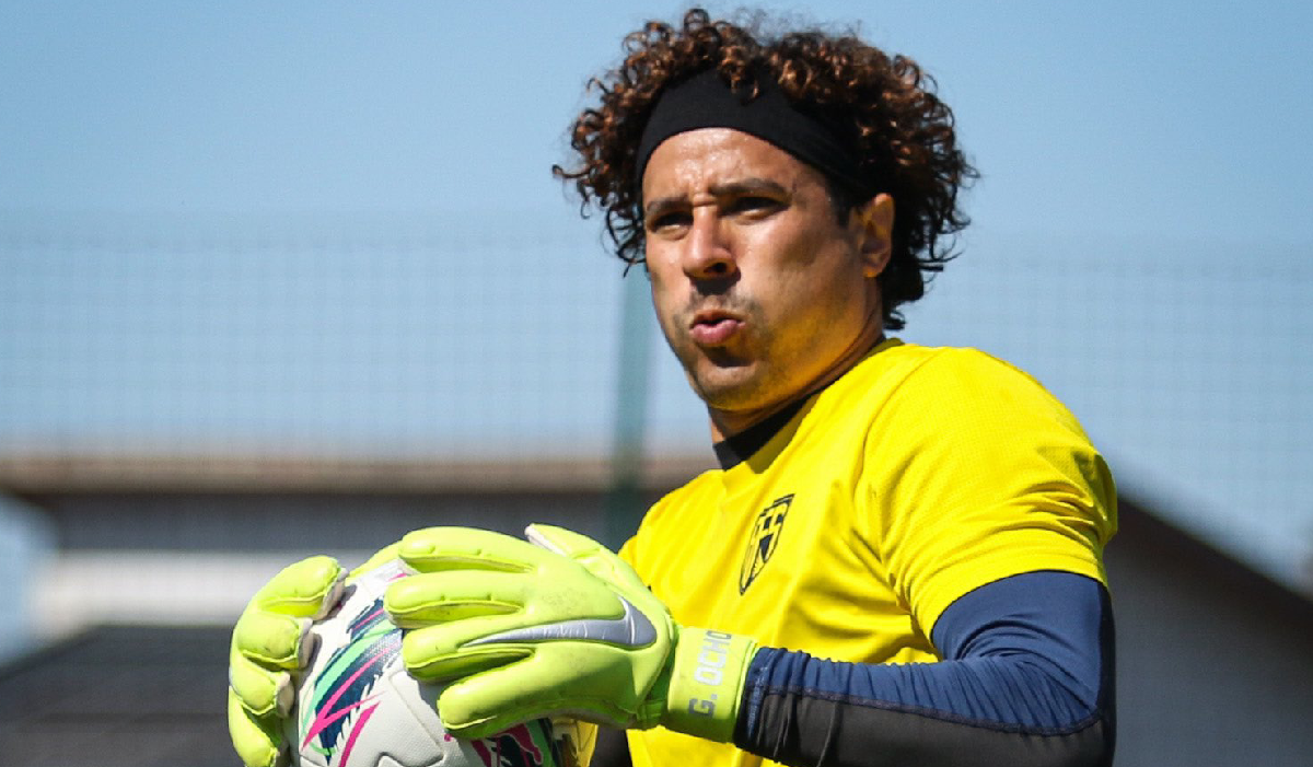 Luego de 4 meses de inactividad, el guardameta mexicano se presentó con el AEL Limassol de Chipre y se llevó una goleada de 5-0