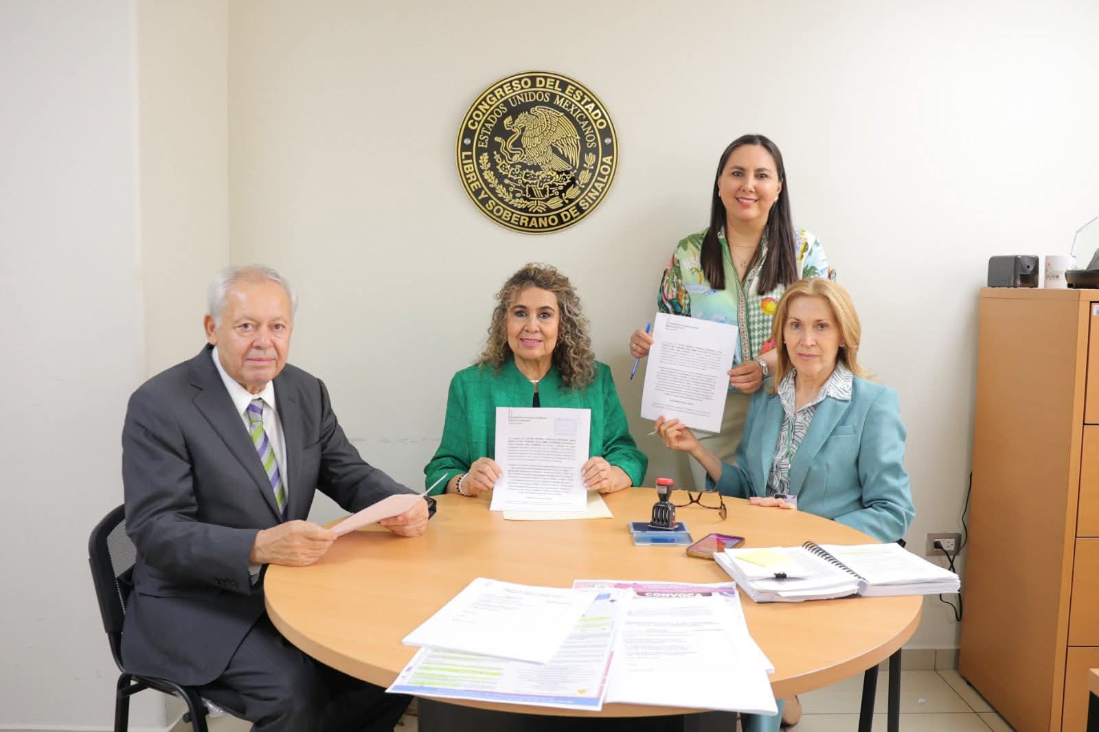 El Grupo Parlamentario del PAS, acompañado por ciudadanos, presentó una iniciativa sobre el uso inadecuado de medicamentos.