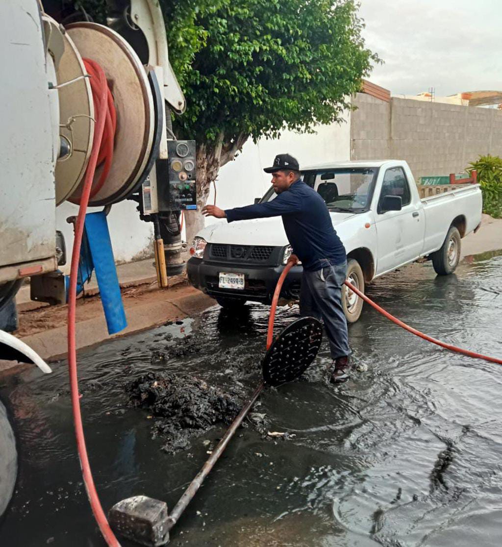 Atiende JUMAPAM derrame de aguas residuales en el Fraccionamiento Real Pacífico