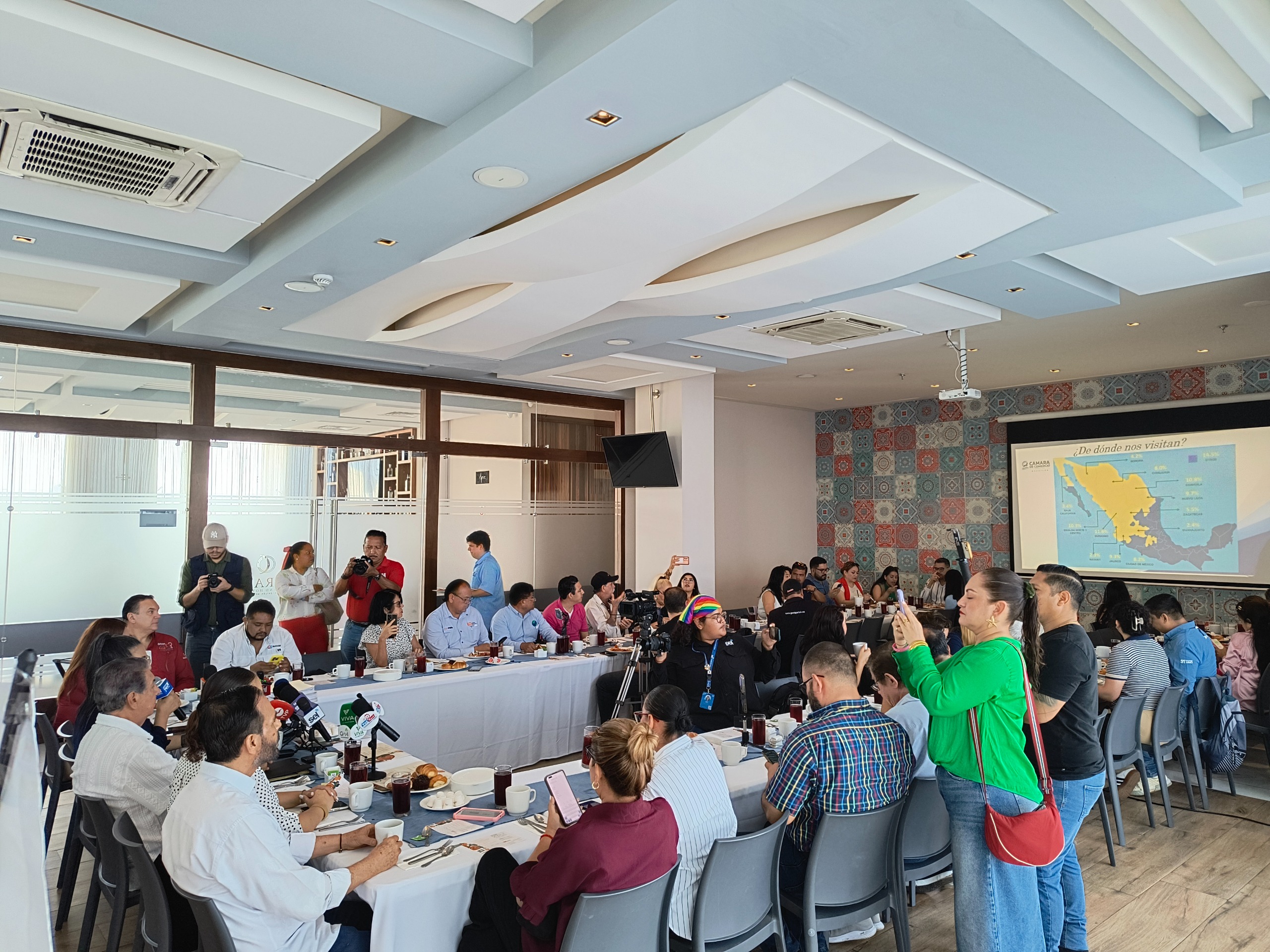 Vacaciones de verano dejan derrama económica de 4 mil 230 MDP para Mazatlán: Cámara de Comercio Mazatlán
La ocupación hotelera promedio fue del 80%
Los turistas califican con un 9.6 a Mazatlán como destino turístico y el 99.8% aseguró que volvería
