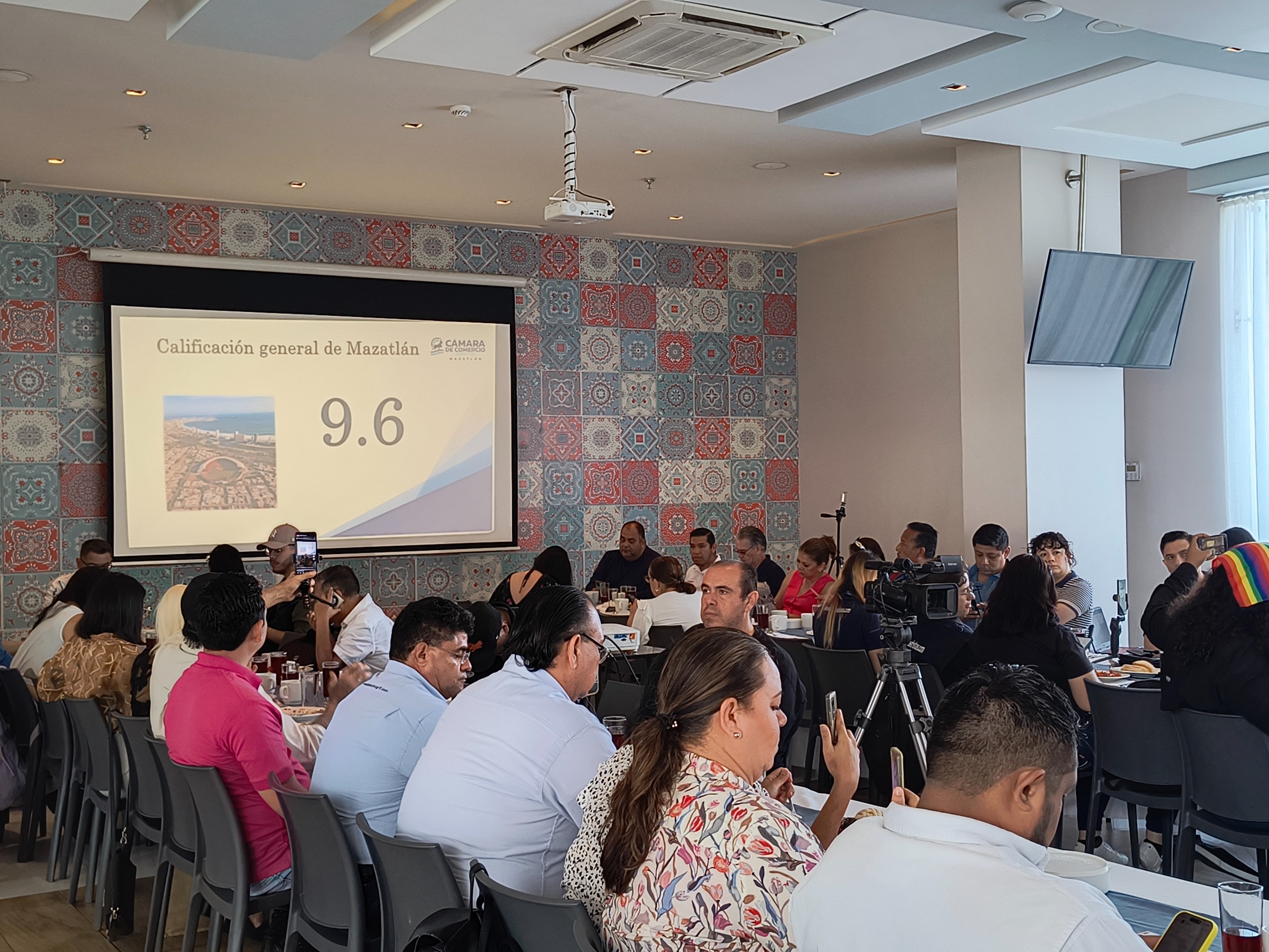 Vacaciones de verano dejan derrama económica de 4 mil 230 MDP para Mazatlán: Cámara de Comercio Mazatlán
La ocupación hotelera promedio fue del 80%
Los turistas califican con un 9.6 a Mazatlán como destino turístico y el 99.8% aseguró que volvería

