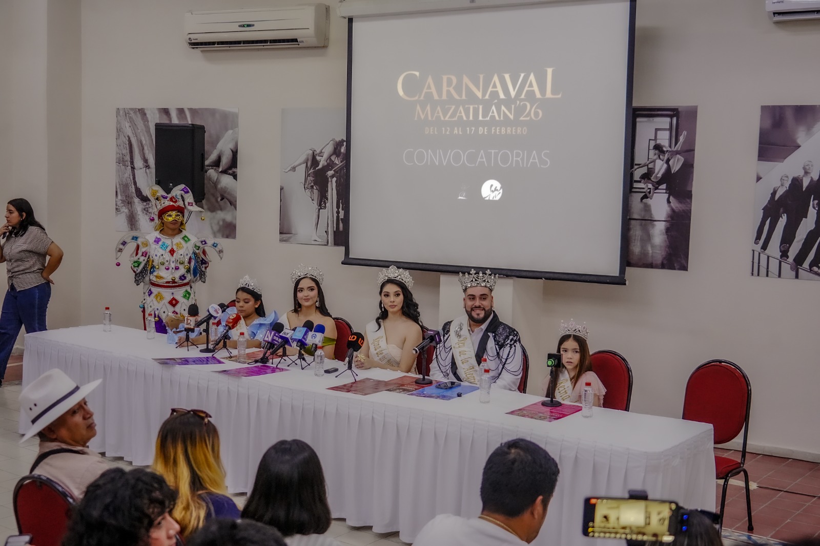 La actual monarca, Lucero I, fue la encargada de leer la convocatoria y, con gran emoción, compartió su experiencia personal para motivar a las futuras participantes.