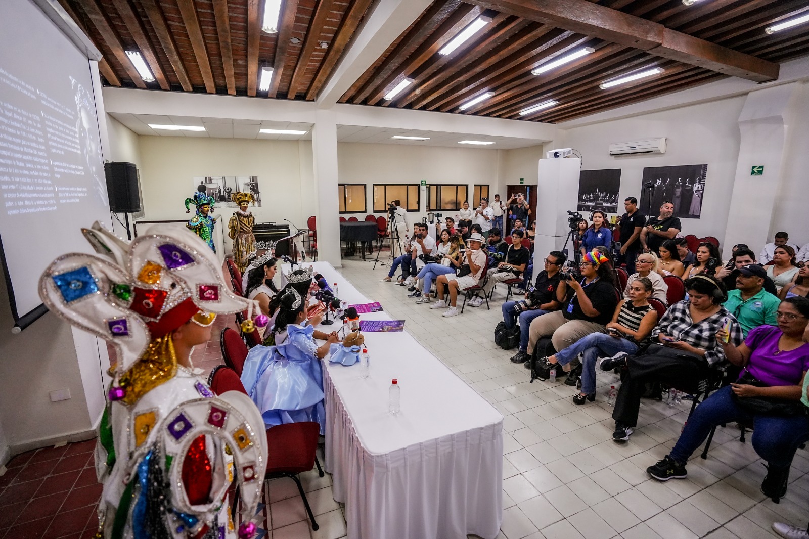 La actual monarca, Lucero I, fue la encargada de leer la convocatoria y, con gran emoción, compartió su experiencia personal para motivar a las futuras participantes.