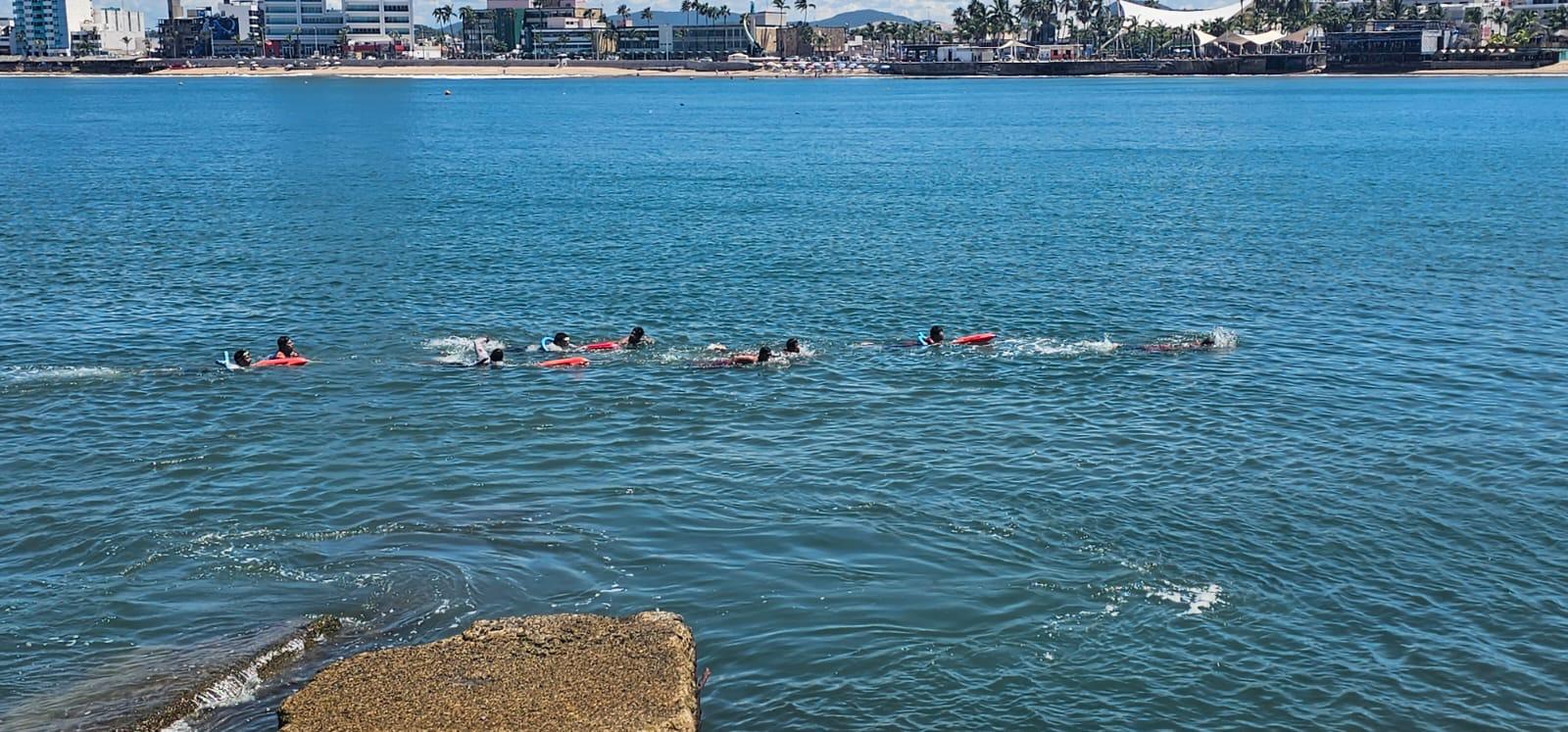 Cuatro personas que se encontraban en clases de natación fueron jaladas por el oleaje; al estar en tierra firme, presentaron cansancio y crisis nerviosa