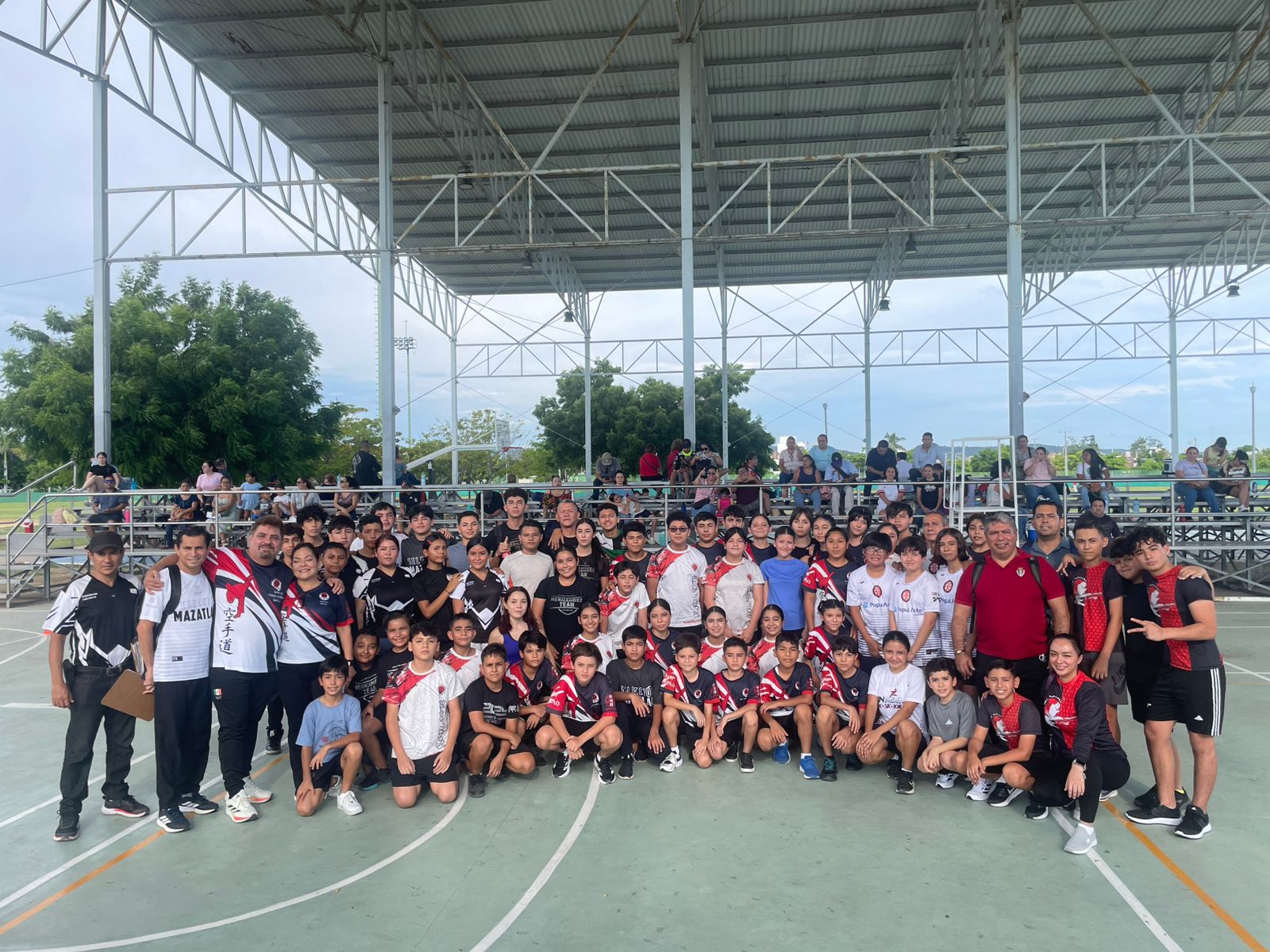 Un grupo de 80 alumnos de diferentes dojos de la ciudad participan en las pruebas físicas realizadas en la Unidad Deportiva Benito Juárez 

