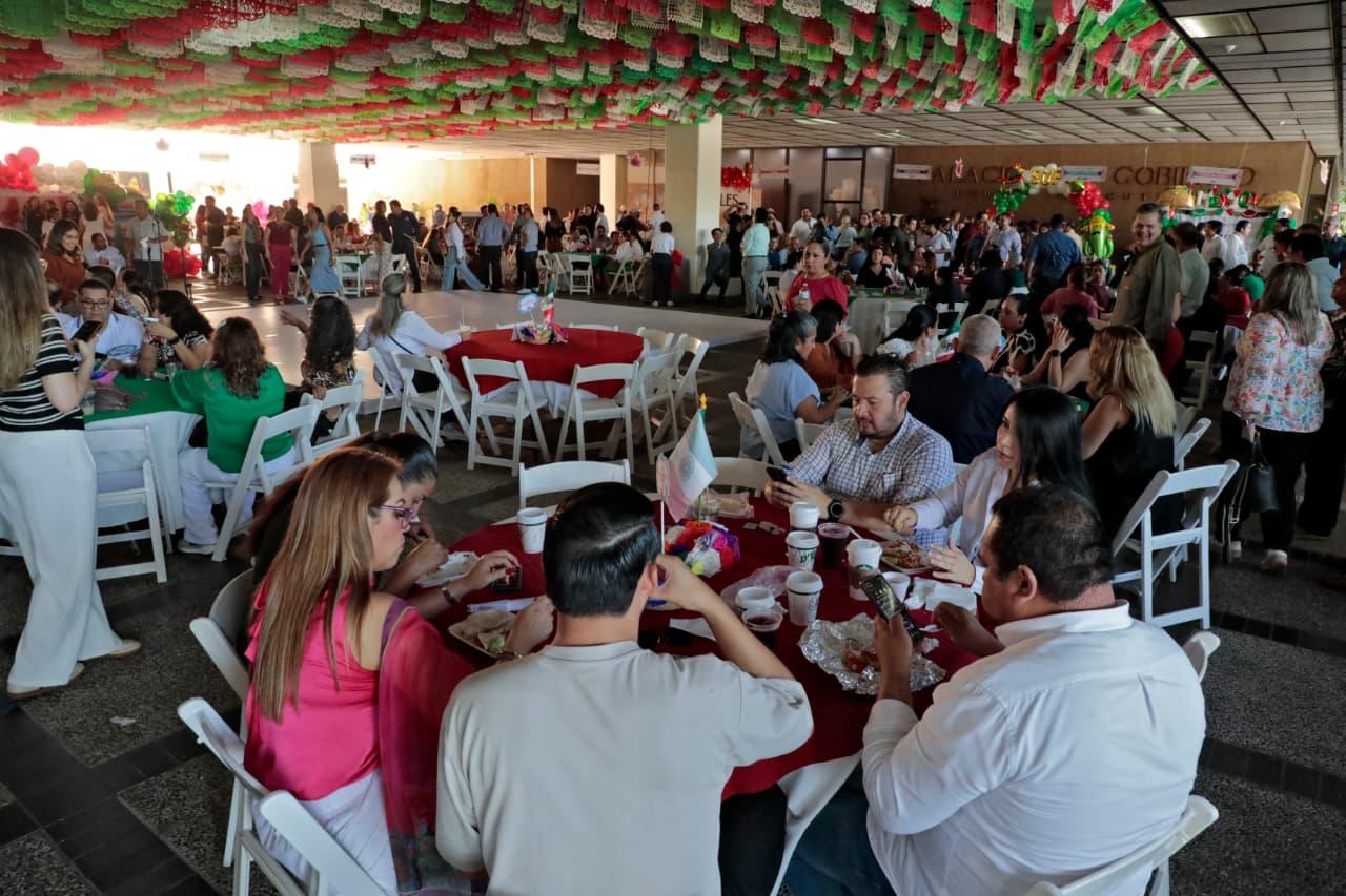 El ambiente de las Fiestas Patrias ya se hizo presente, previo a la máxima fiesta mexicana, como es la celebración del Grito de Independencia, justo desde el balcón de Palacio