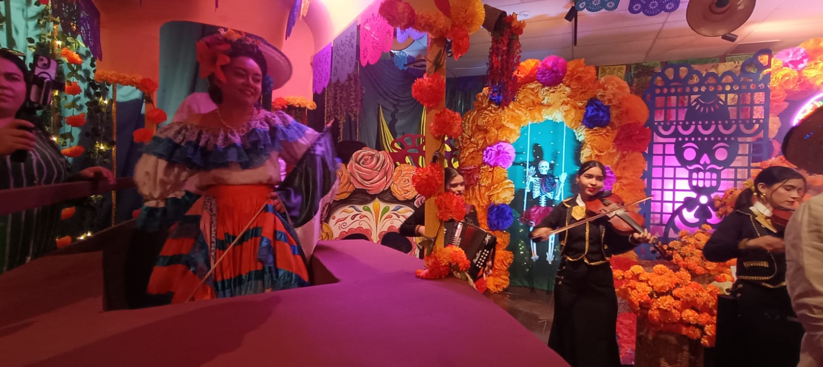 Colores y Tradiciones del Gran Acuario Mazatlán es una experiencia temática que  celebra nuestras raíces mexicanas