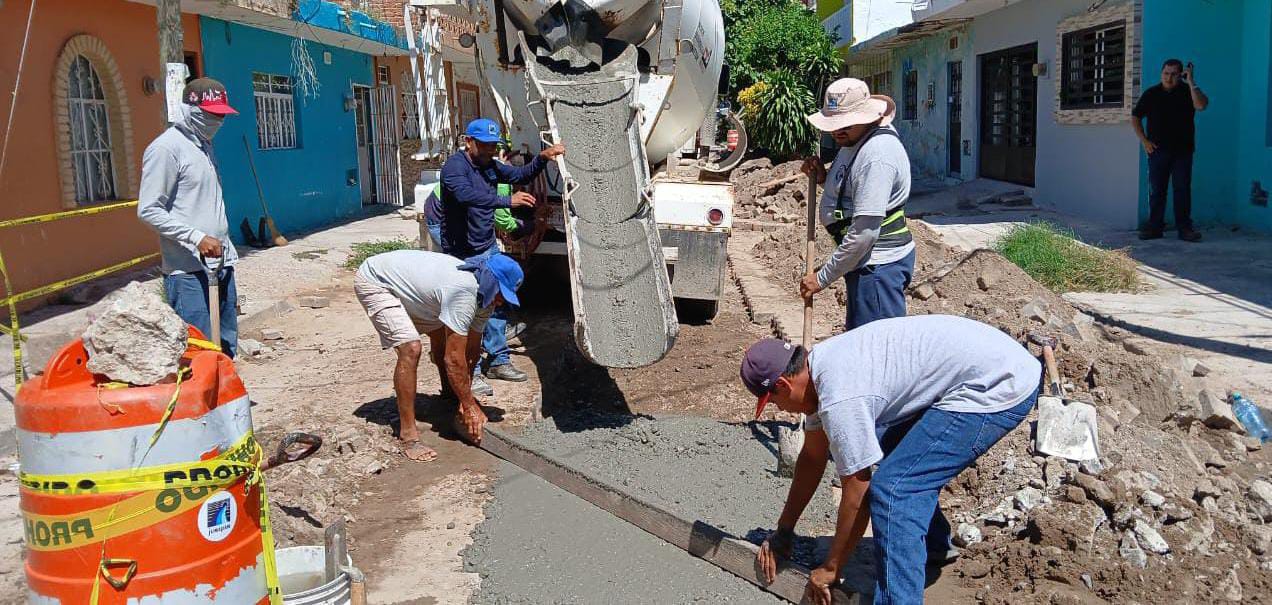Cada día, el Gobierno Municipal y JUMAPAM, trabajan para restaurar las calles que fueron intervenidas para reparar una fuga de agua o rehabilitar el alcantarillado