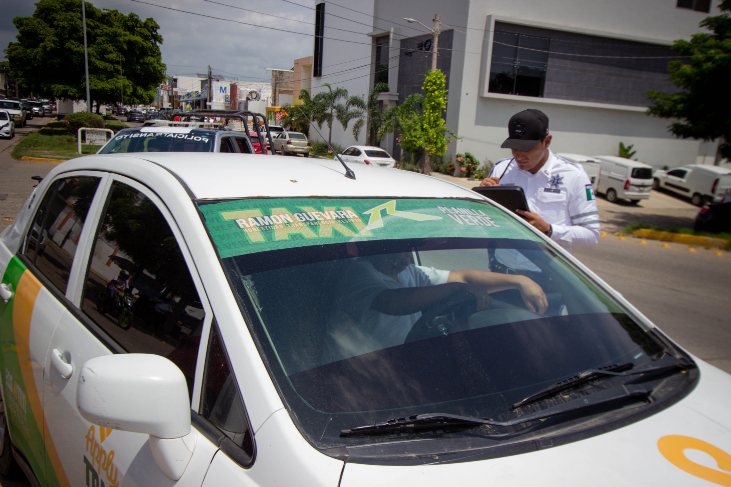 No contar con documentación, no portar casco de seguridad y circular por áreas asignadas al peatón, son las principales faltas que cometen los conductores