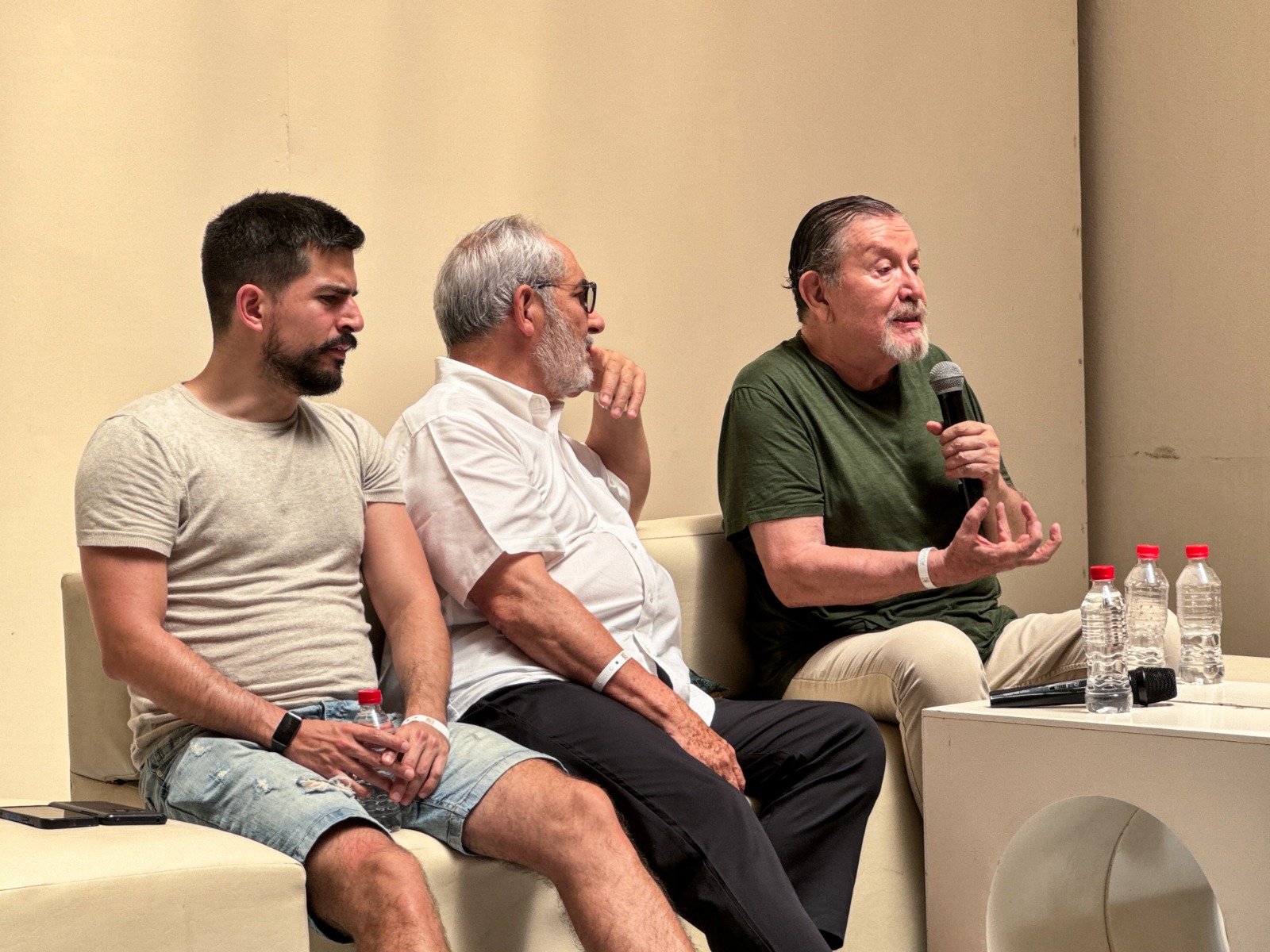En el marco del Festival Escena Mazatlán 2025, se llevó a cabo este día un Encuentro con Actores que reunió a los estudiantes del Centro Municipal de Artes con tres figuras clave de la Compañía Nacional de Teatro, los actores Luis Rábago y Óscar Narváez, y el director Luis Rivera, responsable de la puesta en escena “Y Fuimos Héroes”, obra que se presentará dentro del programa del festival.